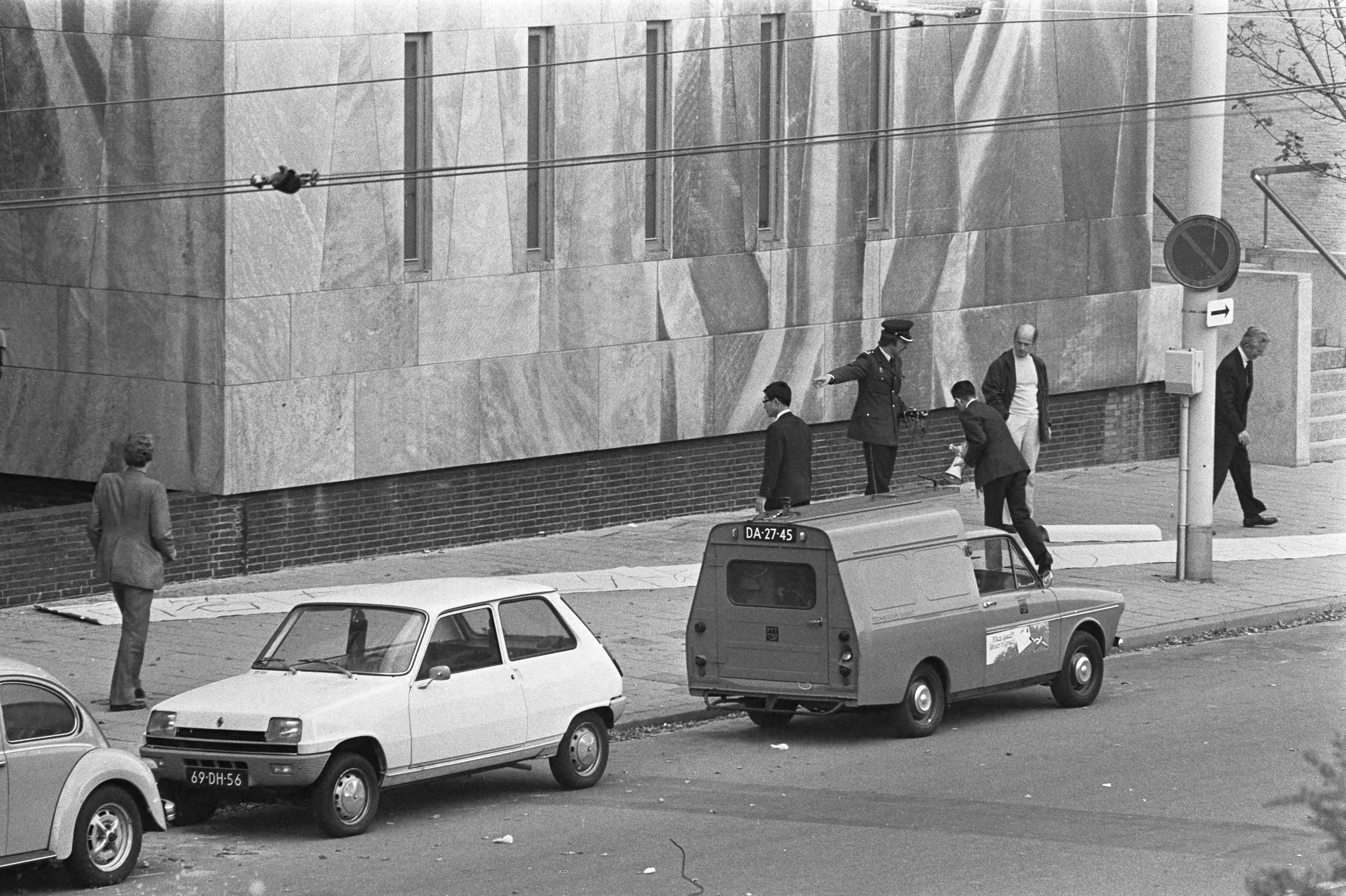 Fotocollectie Anefo — Japanse terroristen gijzelen Franse ambassadeur en 10 anderen in Franse ambassade in Den Haag , leden van Japanse ambassade en rechercheurs verzoeken via grote — Foto: Mieremet, Rob / Anefo. Licentie: Set B: Rechtenvrij / Publiek Domein. Bron: Nationaal Archief. http://hdl.handle.net/10648/ac554498-d0b4-102d-bcf8-003048976d84