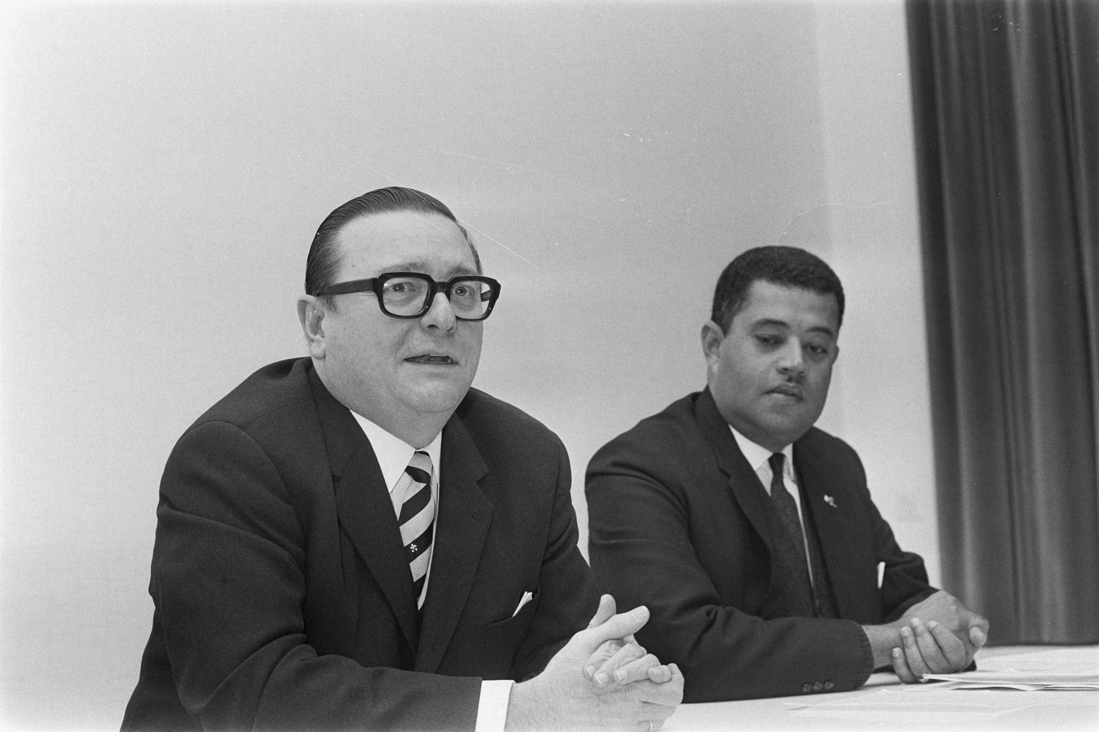 Fotocollectie Anefo — Intern Beraad van regering over benoeming tot gouverneur Nederlandse Antillen dr. E. Jonckheer in Den Haag . Links Jonckheer, rechts Rozendal — Foto: Mieremet, Rob / Anefo. Licentie: Set B: Rechtenvrij / Publiek Domein. Bron: Nationaal Archief. http://hdl.handle.net/10648/ab8c7c2a-d0b4-102d-bcf8-003048976d84