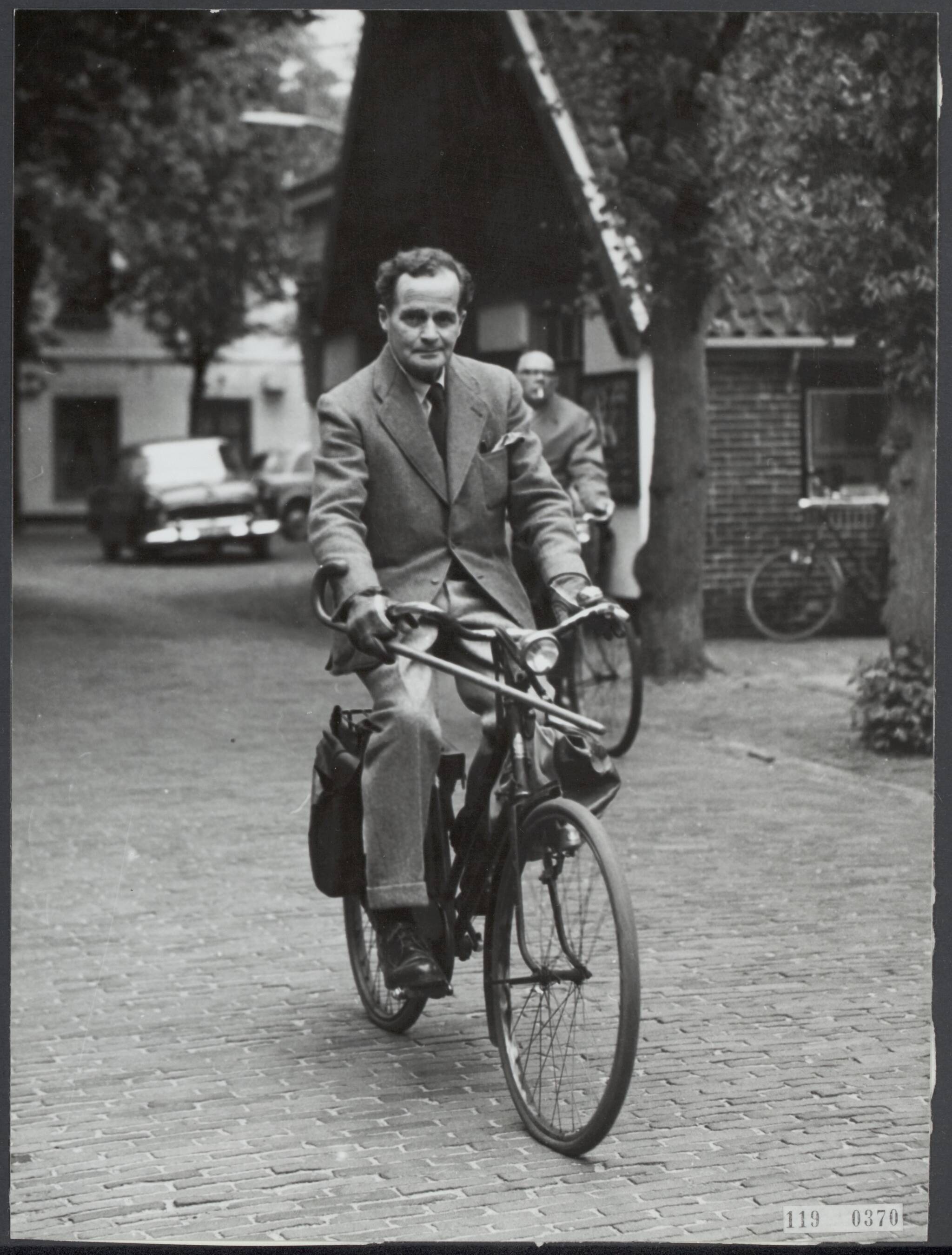 Fotocollectie Rijksvoorlichtingsdienst Eigen — De dichter Adriaan Roland Holst (1888-1976) rijdend op zijn fiets. — Foto: Fotograaf Onbekend / Anefo. Licentie: Set B: Rechtenvrij / Publiek Domein. Bron: Nationaal Archief. http://hdl.handle.net/10648/af1c4cbc-d0b4-102d-bcf8-003048976d84