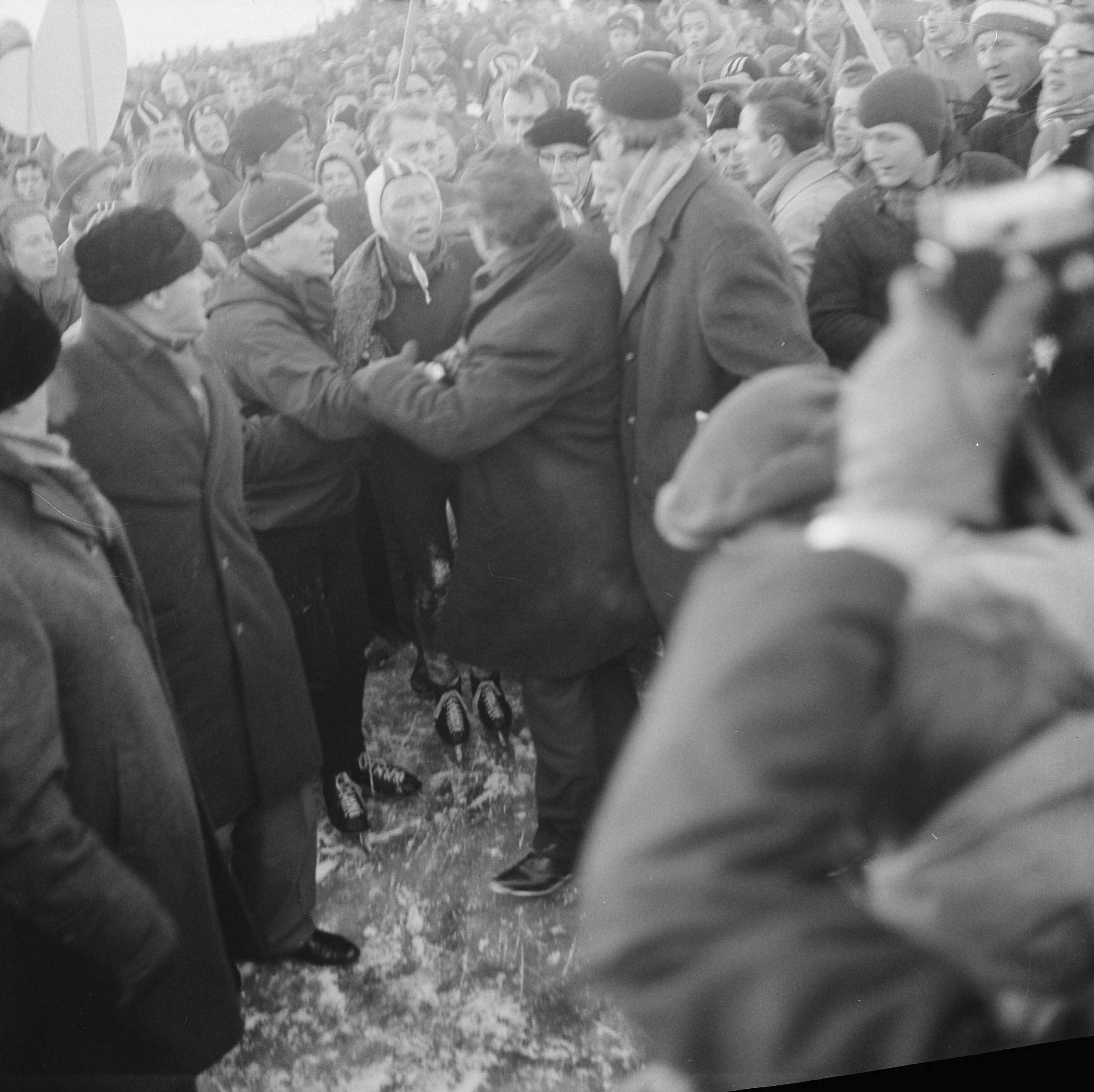 Elfstedentocht 1963 — Elfstedentocht. Reinier Paping aan de finish op de Bonkevaart te Leeuwarden — Foto: Nijs, Jac. de / Anefo. Licentie: Set B: Rechtenvrij / Publiek Domein. Bron: Nationaal Archief. http://hdl.handle.net/10648/aa26868c-d0b4-102d-bcf8-003048976d84