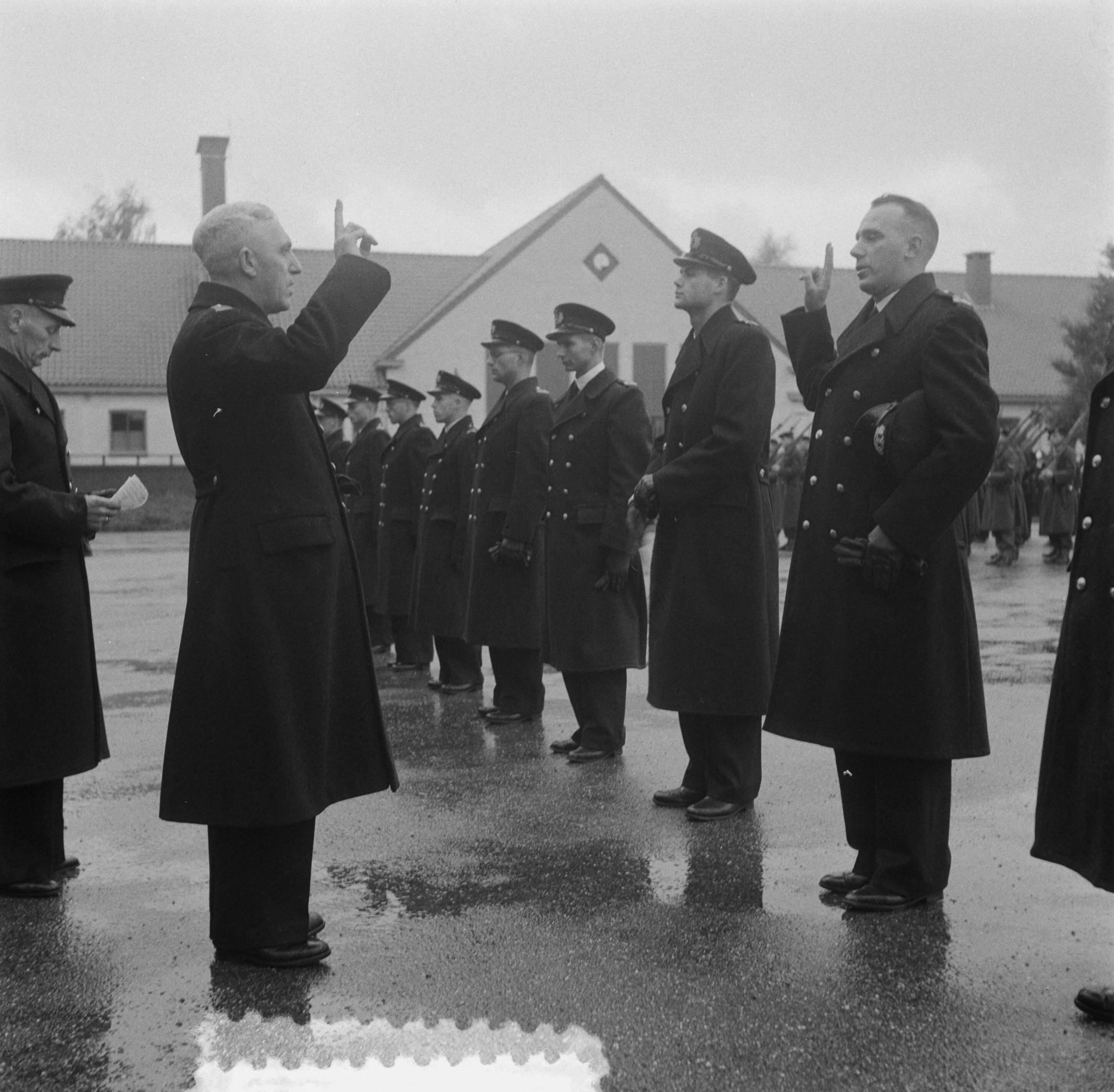 Beëdiging van marineofficieren op het MOC te Hilversum — Foto: Pot, Harry / Anefo. — Licentie: Set B: Rechtenvrij / Publiek Domein. Bron: Nationaal Archief. http://hdl.handle.net/10648/a9010fc0-d0b4-102d-bcf8-003048976d84