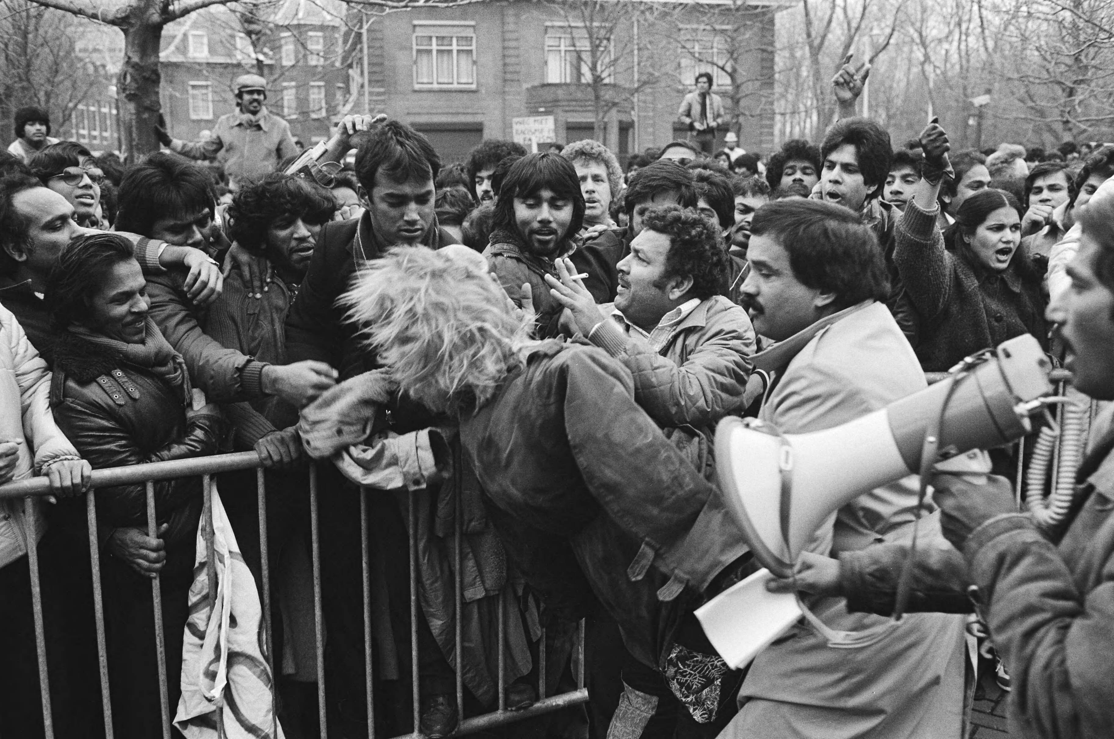 Demonstratie tegen de Decembermoorden in Suriname voor de Surinaamse Ambassade in Den Haag — Demonstranten op weg naar de ambassade — Foto: Antonisse, Marcel / Anefo. Licentie: Set B: Rechtenvrij / Publiek Domein. Bron: Nationaal Archief. http://hdl.handle.net/10648/ad230b4e-d0b4-102d-bcf8-003048976d84