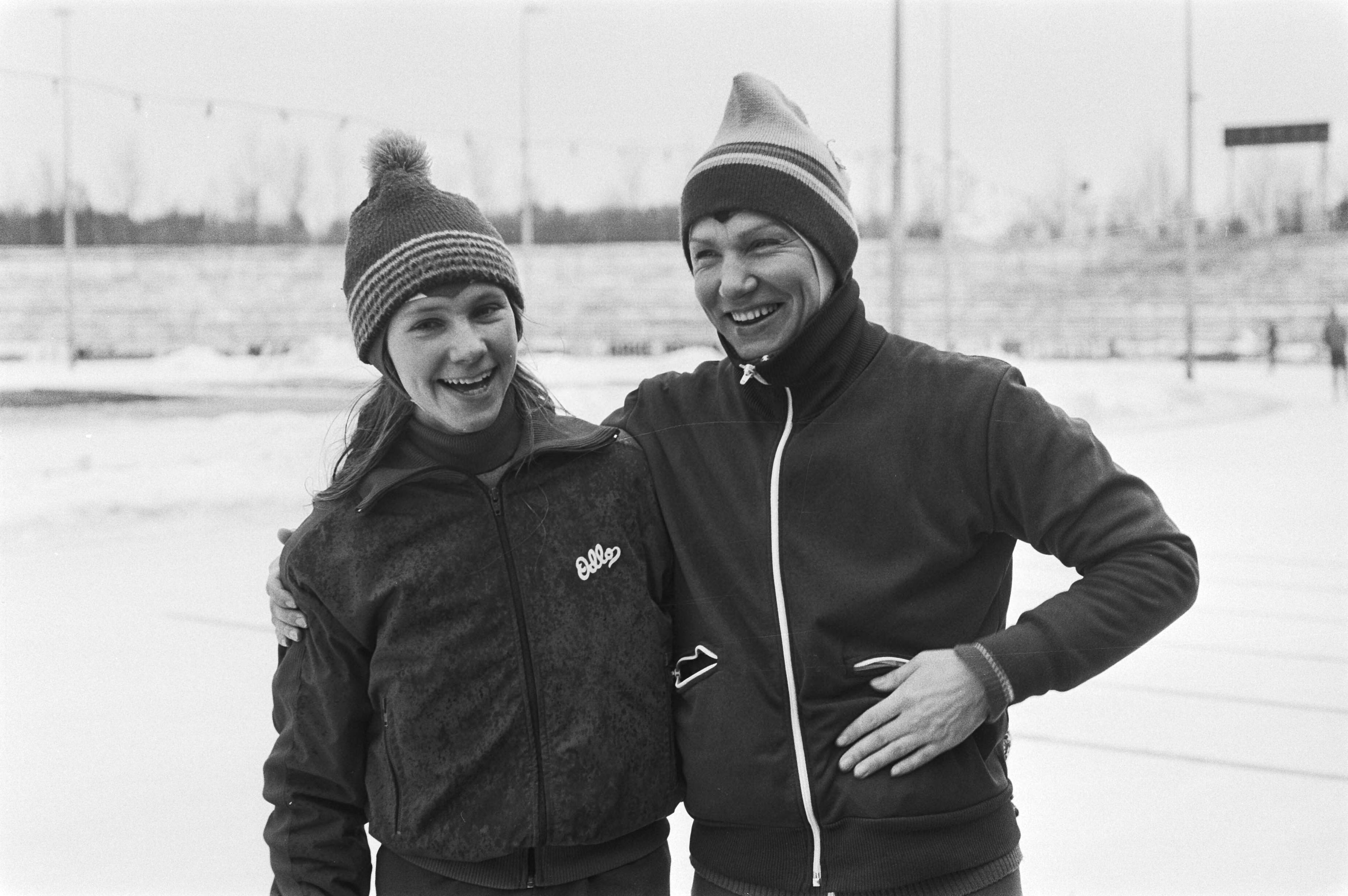 Fotocollectie Anefo — Wereldkampioenschappen schaatsen dames allround in Den Haag. Beth Heiden (Verenigde Staten, links) en Tatyana Averina (Sovjet-Unie, rechts) tijdens de training. — Foto: Suyk, Koen / Anefo. Licentie: Set B: Rechtenvrij / Publiek Domein. Bron: Nationaal Archief. http://hdl.handle.net/10648/acc384c6-d0b4-102d-bcf8-003048976d84