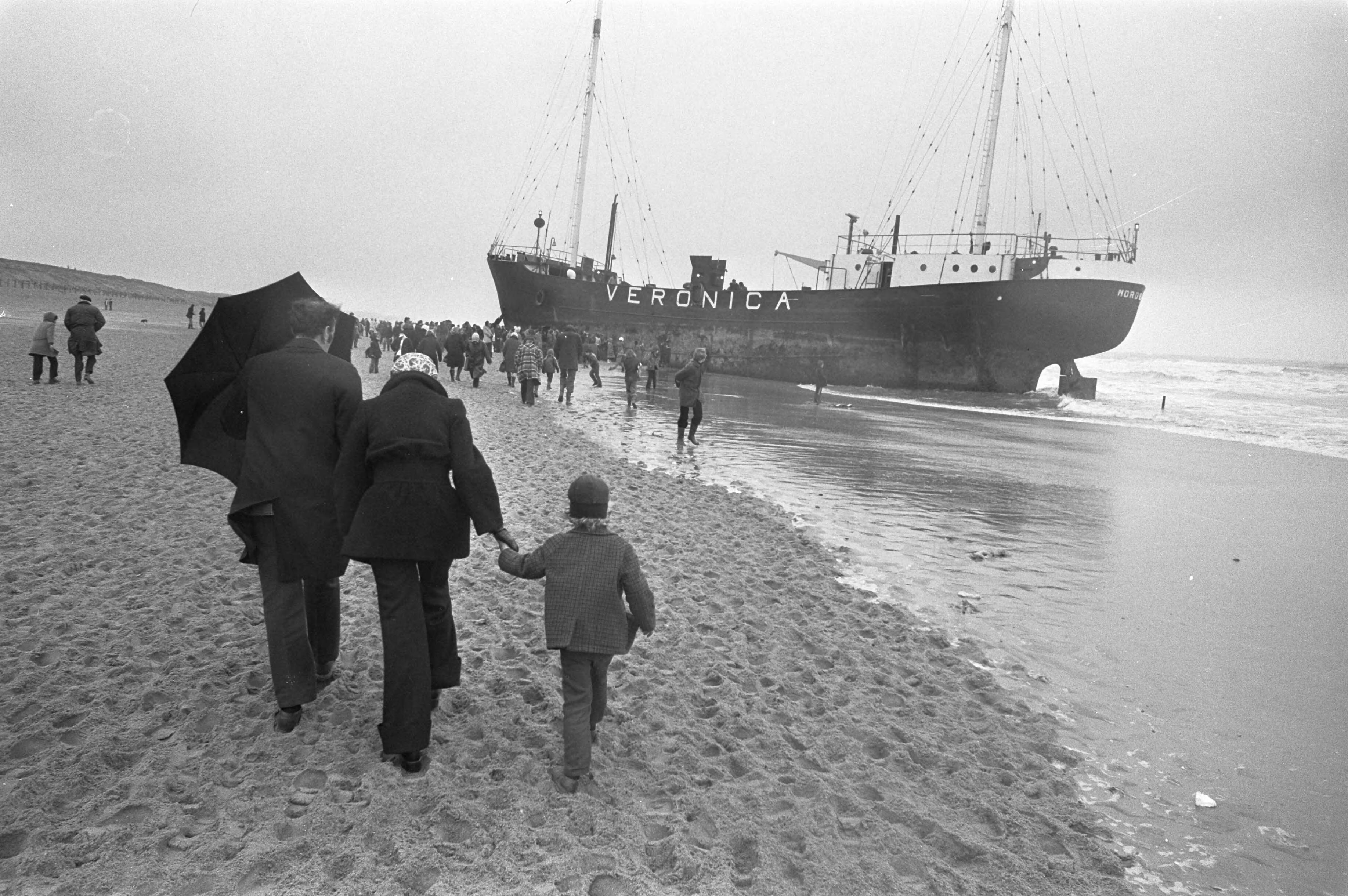 Fotocollectie Anefo — Belangstellenden bij gestrande Veronica te Scheveningen — Foto: Verhoeff, Bert / Anefo. Licentie: Set B: Rechtenvrij / Publiek Domein. Bron: Nationaal Archief. http://hdl.handle.net/10648/ac28c53a-d0b4-102d-bcf8-003048976d84