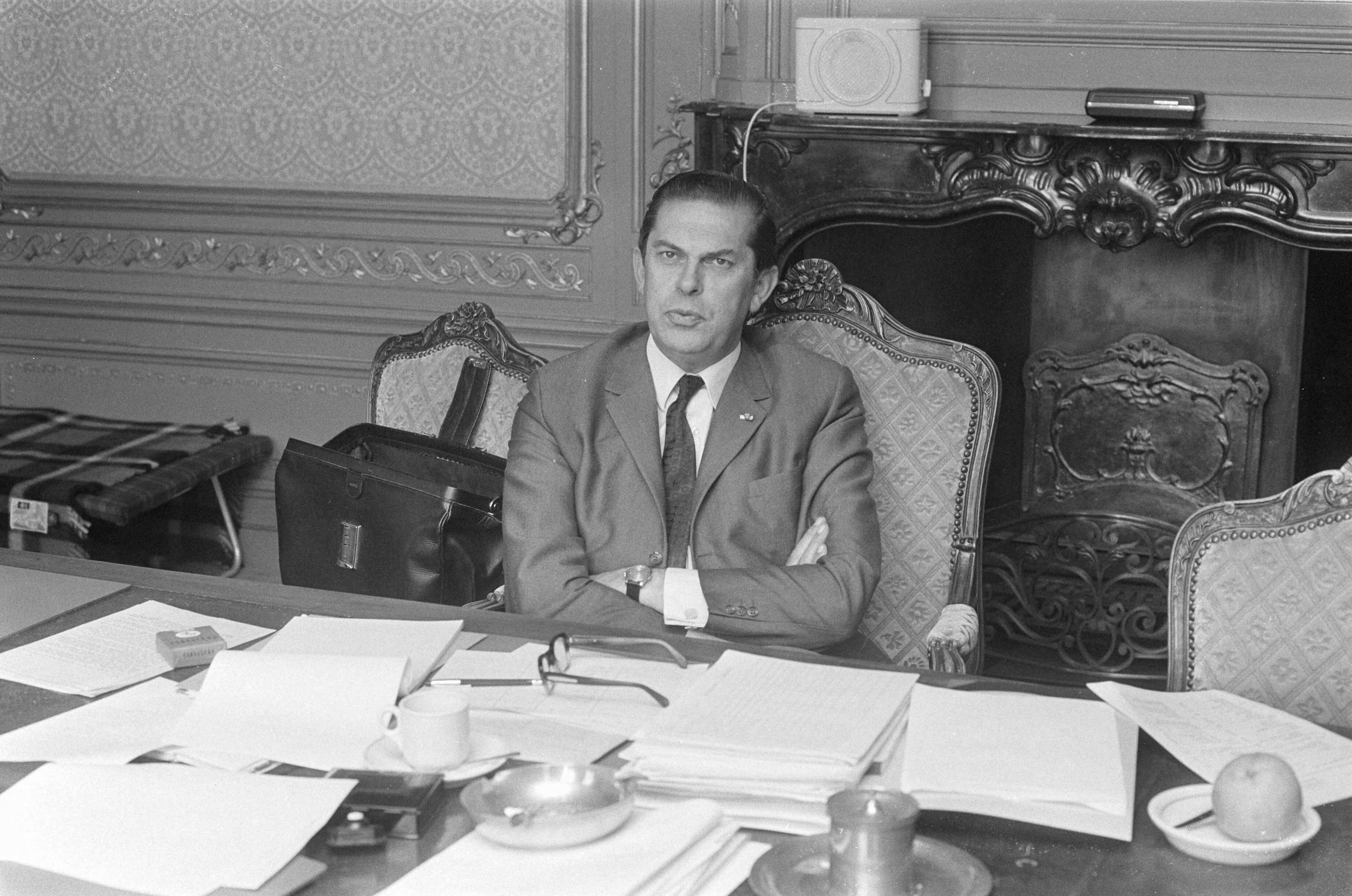 Fotocollectie Anefo — Formateur Biesheuvel achter bureau in gebouw Eerste Kamer Den Haag — Foto: Verhoeff, Bert / Anefo. Licentie: Set B: Rechtenvrij / Publiek Domein. Bron: Nationaal Archief. http://hdl.handle.net/10648/abc4bd1a-d0b4-102d-bcf8-003048976d84