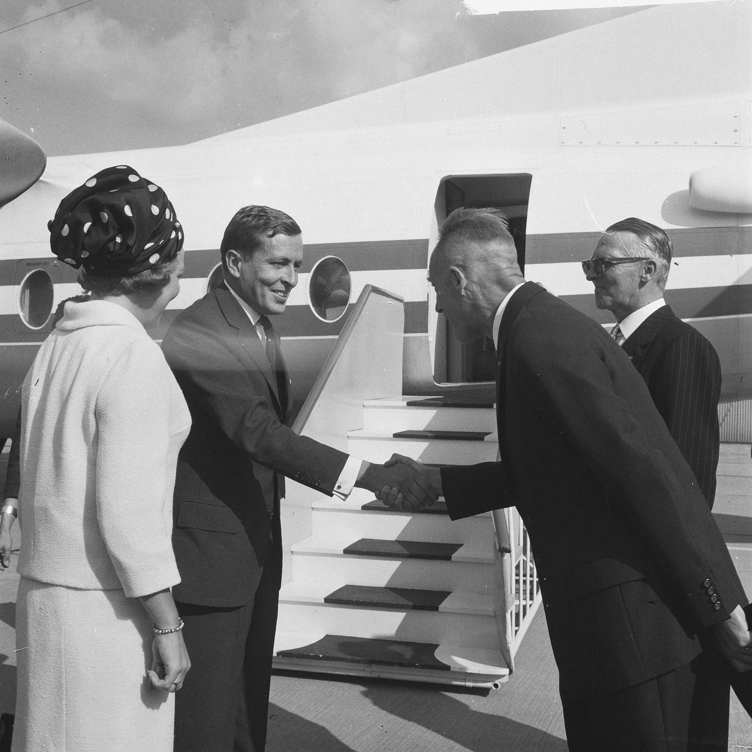 Bezoek van prinses Beatrix en Claus von Amsberg aan de drie noordelijke provincies — Bezoek prinses Beatrix en haar verloofde Claus von Amsberg aan Leeuwarden, aankomst op vliegbasis Leeuwarden met de Fokker Friendship "Gerben Wagenaar". Begroeting door de burgemeester van Leeuwarden, mr. A.A.M. van der Meulen (die de hand van Claus von Amsberg schudt) en de Commissaris der Koningin in de provincie Friesland, mr. H.P. Linthorst Homan — Foto: Kroon, Ron / Anefo. Licentie: Set B: Rechtenvrij / Publiek Domein. Bron: Nationaal Archief. http://hdl.handle.net/10648/aabeff84-d0b4-102d-bcf8-003048976d84