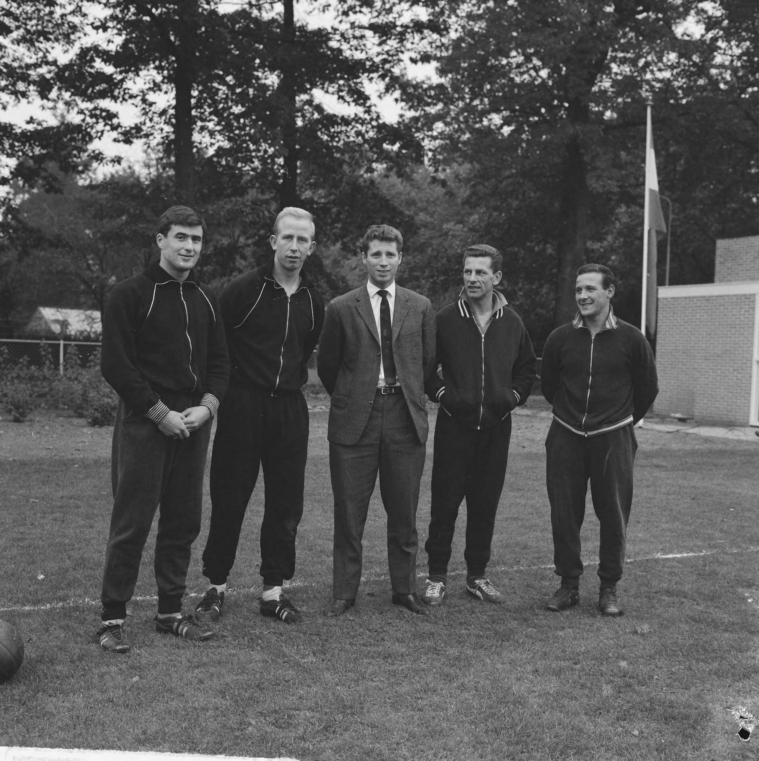 Fotocollectie Anefo — Training Nederlands elftal te Zeist. Vlnr. Sjaak Swart (Ajax), Henk Groot (Ajax), Tonny van der Linden (DOS) Mick Clavan (SHS / Holland Sport) en Tinus Bosselaar (Sparta) — Foto: Koch, Eric / Anefo. Licentie: Set B: Rechtenvrij / Publiek Domein. Bron: Nationaal Archief. http://hdl.handle.net/10648/aa1c8466-d0b4-102d-bcf8-003048976d84
