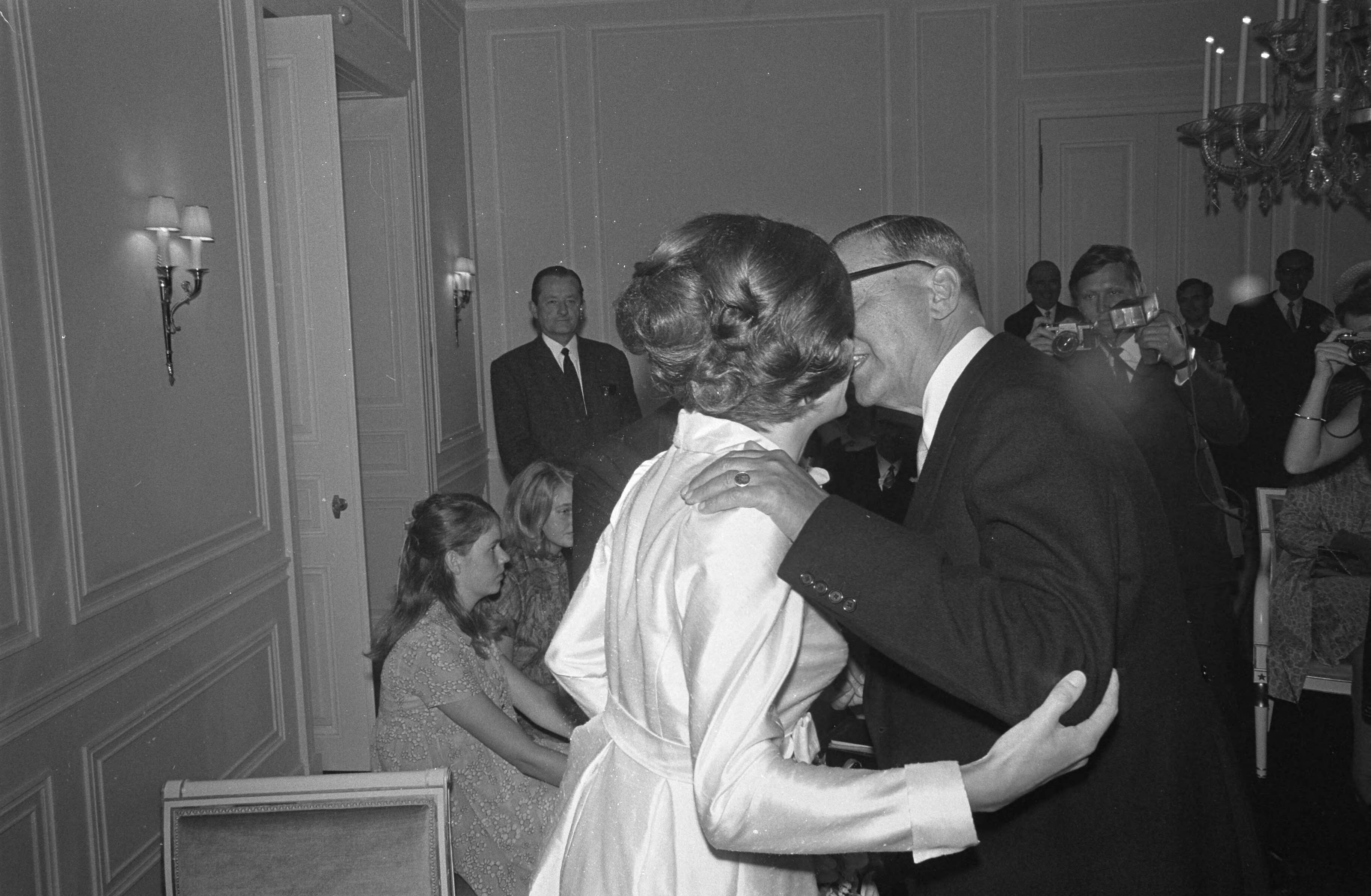 Fotocollectie Anefo — Oud burgemeester Amsterdam mr. G. van Hall huwelijk voltrokken van neef ir. A. F. van Hall te Bloemendaal. Oud-burgemeester feliciteert mevrouw van Hall Droste — Foto: Kroon, Ron / Anefo. Licentie: Set B: Rechtenvrij / Publiek Domein. Bron: Nationaal Archief. http://hdl.handle.net/10648/ab46d292-d0b4-102d-bcf8-003048976d84