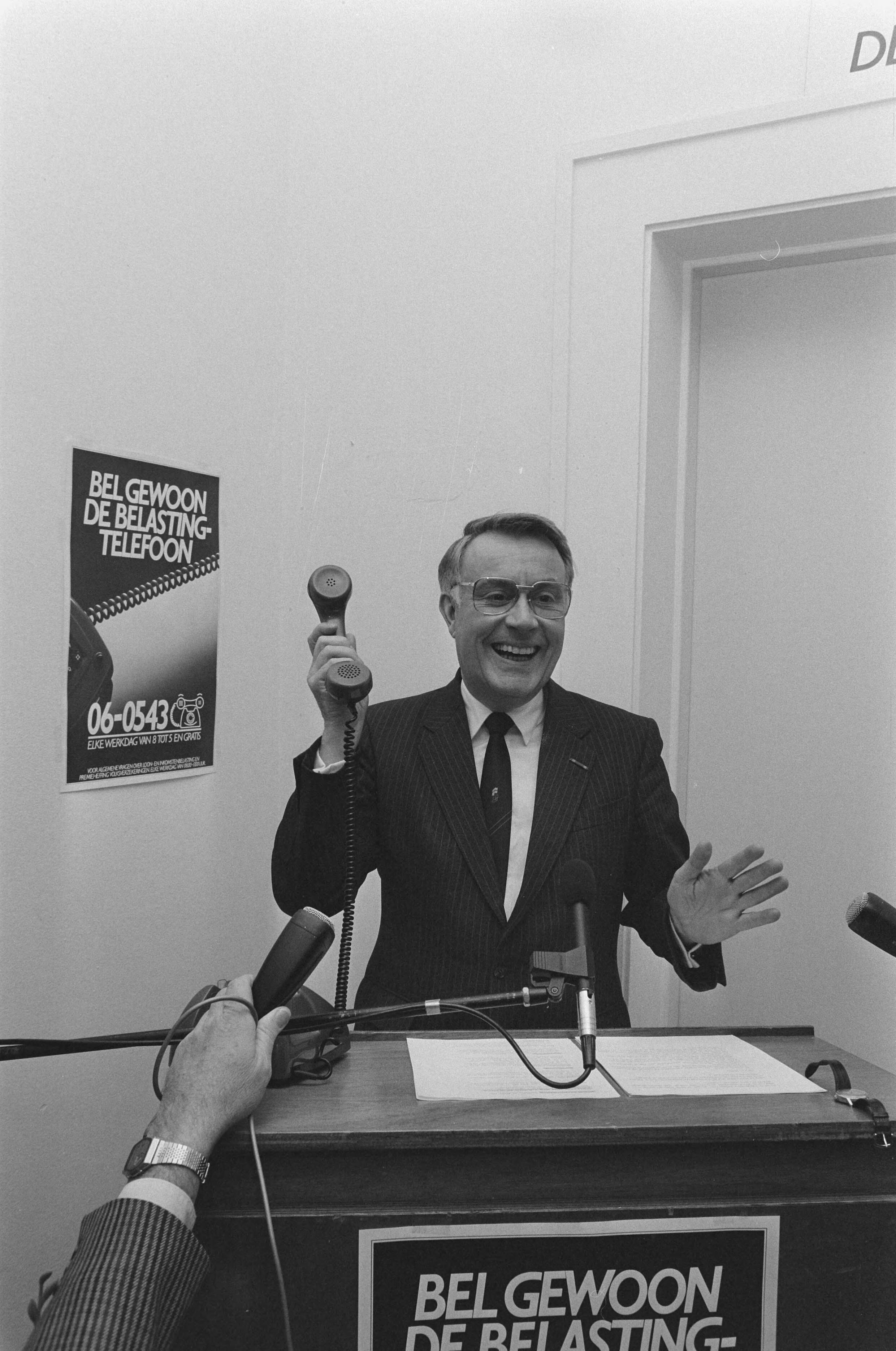 Fotocollectie Anefo — Staatssecretaris Koning van Financien opende nieuw gebouw belastingtelefoon in Utrecht — Foto: Gerrits, Roland / Anefo. Licentie: Set B: Rechtenvrij / Publiek Domein. Bron: Nationaal Archief. http://hdl.handle.net/10648/ad5df95c-d0b4-102d-bcf8-003048976d84
