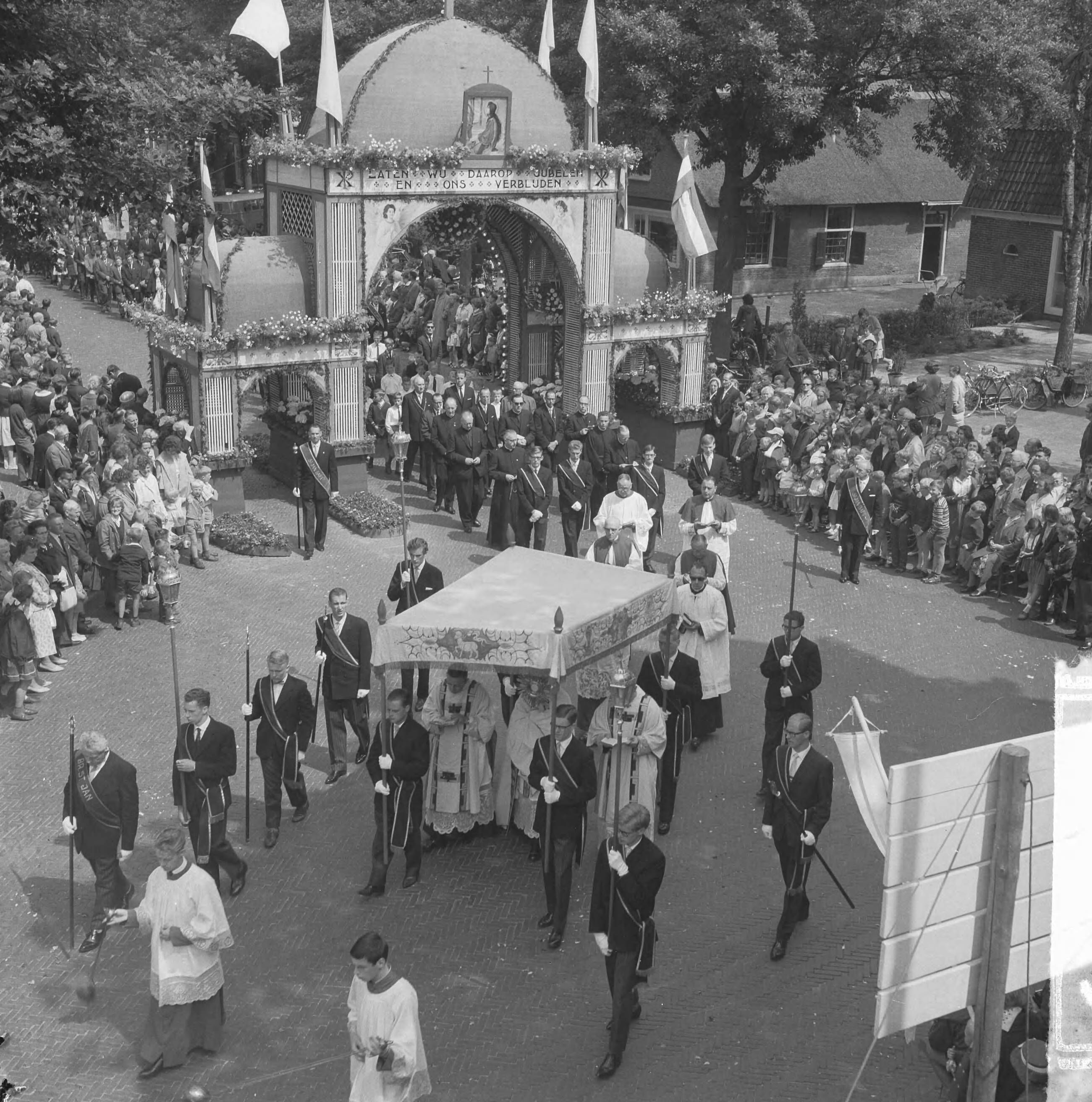 Fotocollectie Anefo — De jaarlijkse St. Jans Processie in Laren begonnen, overzicht van de lange stoet — Foto: Broers, F.N. / Anefo. Licentie: Set B: Rechtenvrij / Publiek Domein. Bron: Nationaal Archief. http://hdl.handle.net/10648/aa6e1c22-d0b4-102d-bcf8-003048976d84
