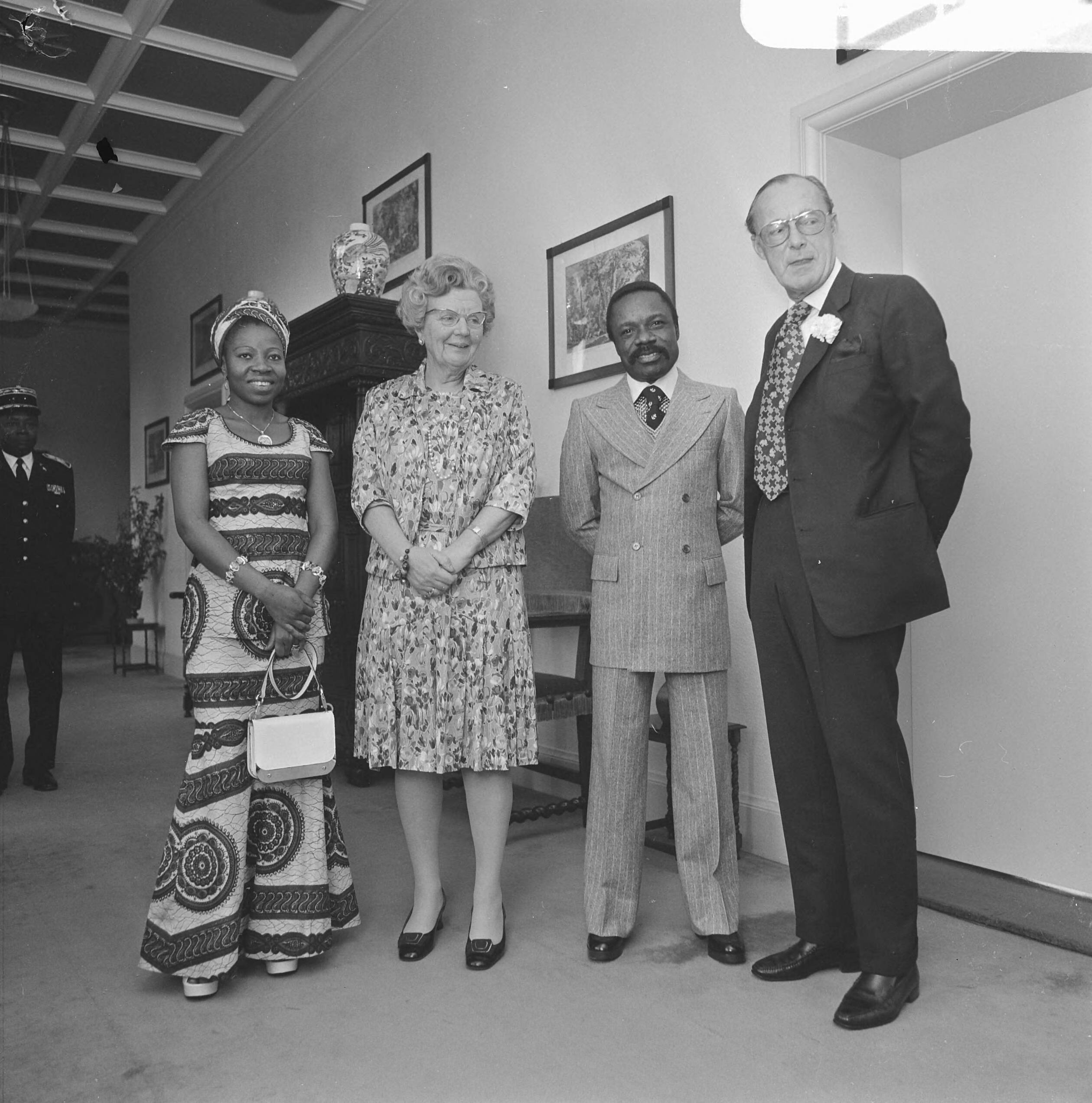 Koningin Juliana en prins Bernhard ontvangen president Omar Bongo van Gabon en zijn echtgenote op paleis Soestdijk — V.l.n.r. mevrouw Bongo, koningin Juliana, president Bongo en prins Bernhard — Foto: Mieremet, Rob / Anefo. Licentie: Set B: Rechtenvrij / Publiek Domein. Bron: Nationaal Archief. http://hdl.handle.net/10648/ac2c38a0-d0b4-102d-bcf8-003048976d84