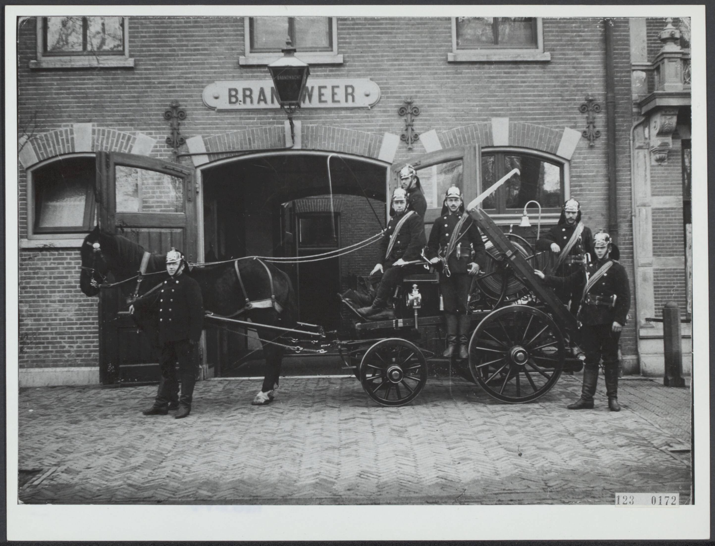 Brandweer, historisch — Haagsche Brandweer. Haspelwagen voor de wacht te Scheveningen [ca. 1920] — Foto: Rousel (repro) / RVD. Licentie: Set B: Rechtenvrij / Publiek Domein. Bron: Nationaal Archief. http://hdl.handle.net/10648/af2d1cd6-d0b4-102d-bcf8-003048976d84