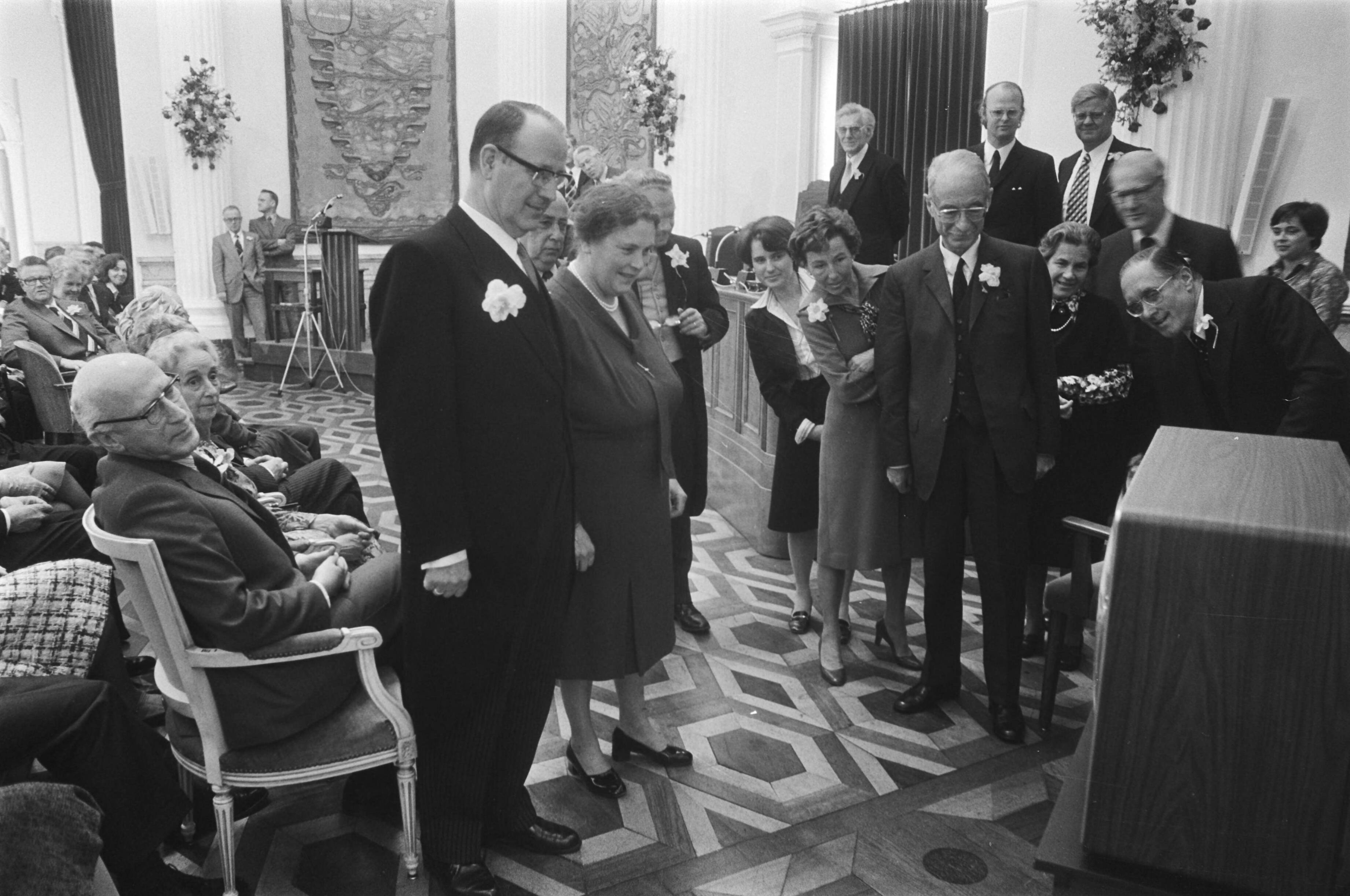 Fotocollectie Anefo — Afscheid Commissaris der Koningin heer Kranenburg in Haarlem; mr. Kranenburg met echtgenote bij TV — Foto: Peters, Hans / Anefo. Licentie: Set B: Rechtenvrij / Publiek Domein. Bron: Nationaal Archief. http://hdl.handle.net/10648/ac823e3a-d0b4-102d-bcf8-003048976d84