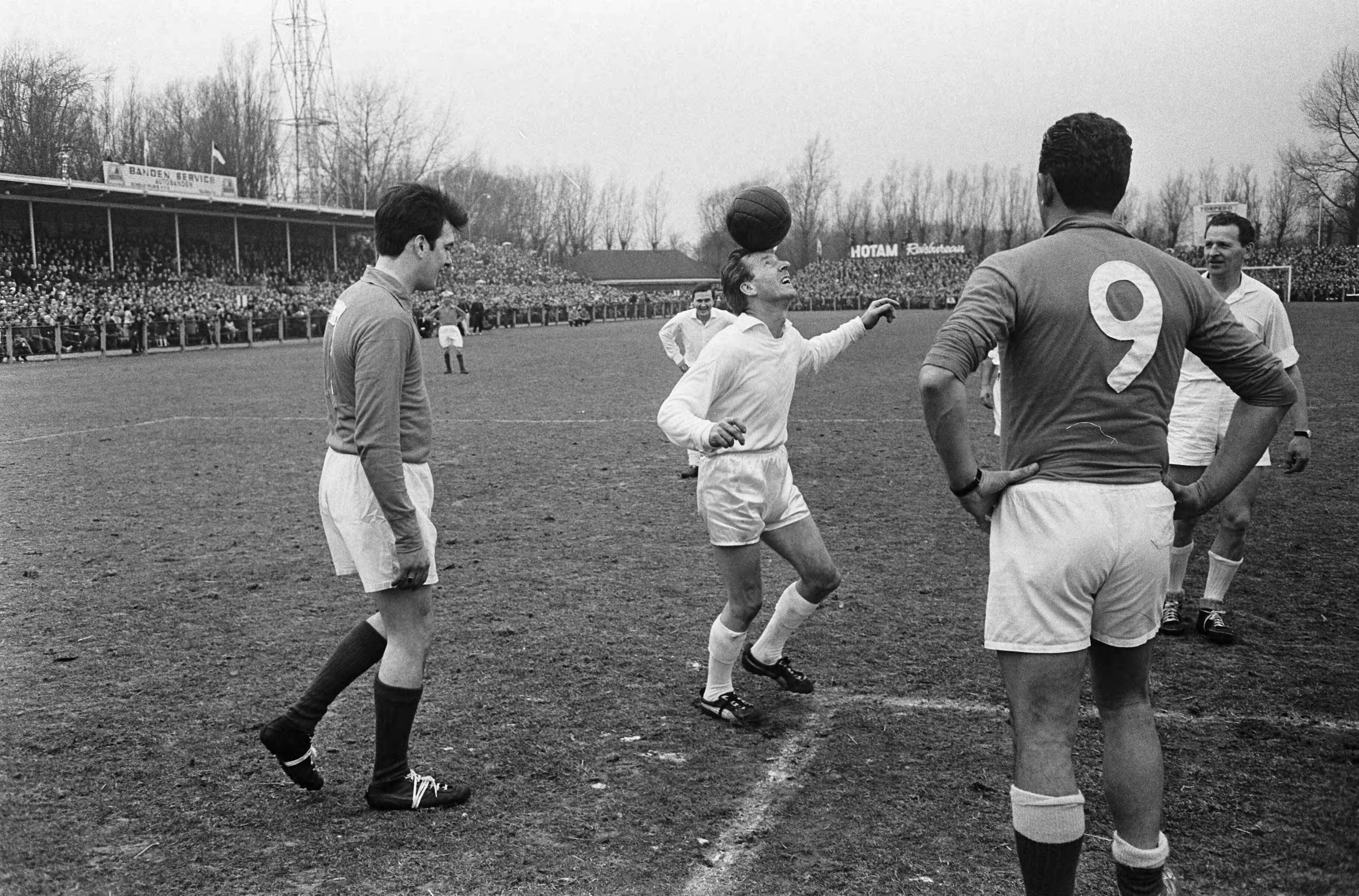 Fotocollectie Anefo — Artiestenvoetbal in Den Haag, jongleren met het bal op het hoofd — Foto: Koch, Eric / Anefo. Licentie: Set B: Rechtenvrij / Publiek Domein. Bron: Nationaal Archief. http://hdl.handle.net/10648/aa9914f4-d0b4-102d-bcf8-003048976d84