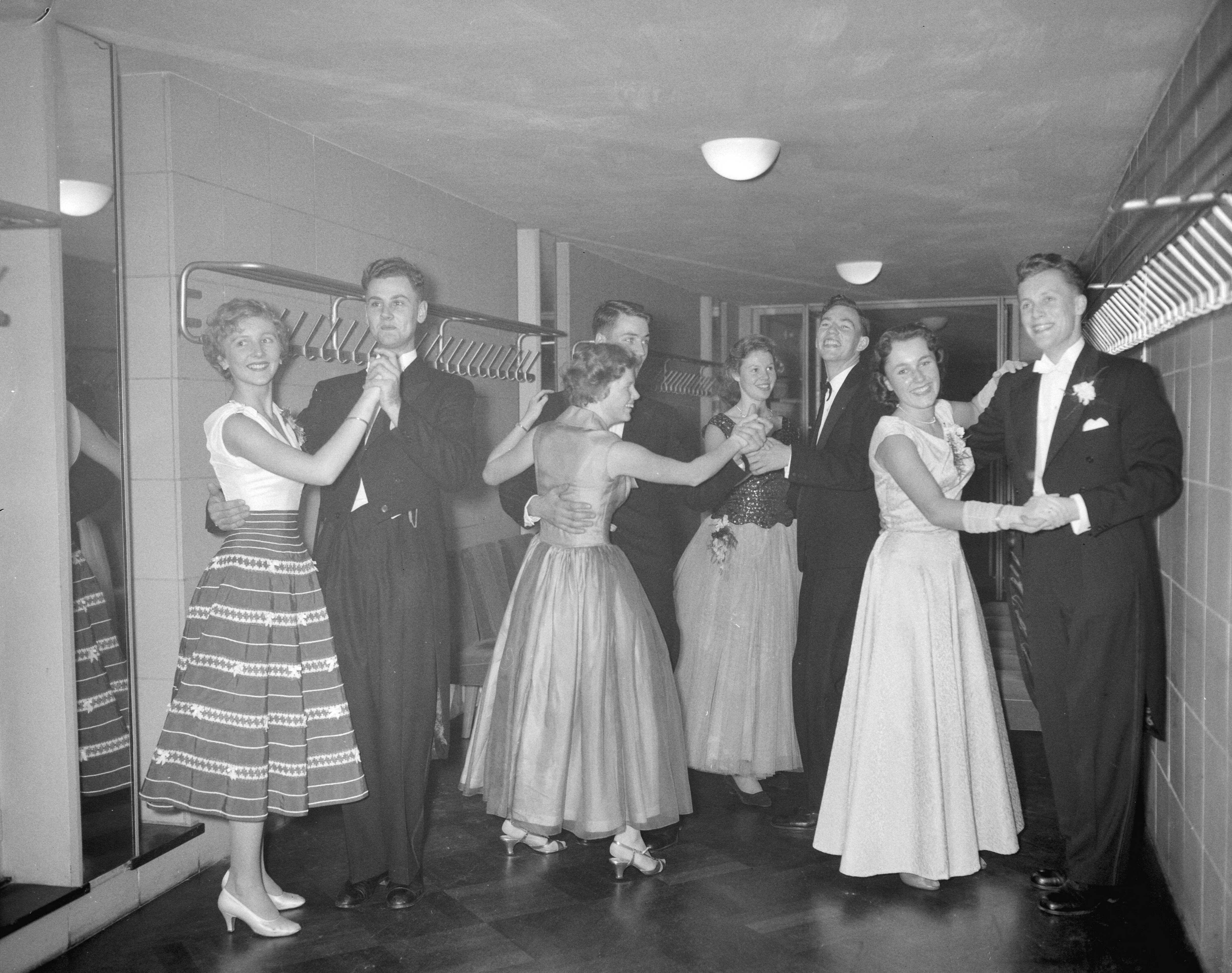 Fotocollectie Anefo — Lustrumviering van de tandheelkundige studentenvereniging "John Tomes" te Utrecht — Foto: Bilsen, Joop van / Anefo. Licentie: Set B: Rechtenvrij / Publiek Domein. Bron: Nationaal Archief. http://hdl.handle.net/10648/a96e2fce-d0b4-102d-bcf8-003048976d84