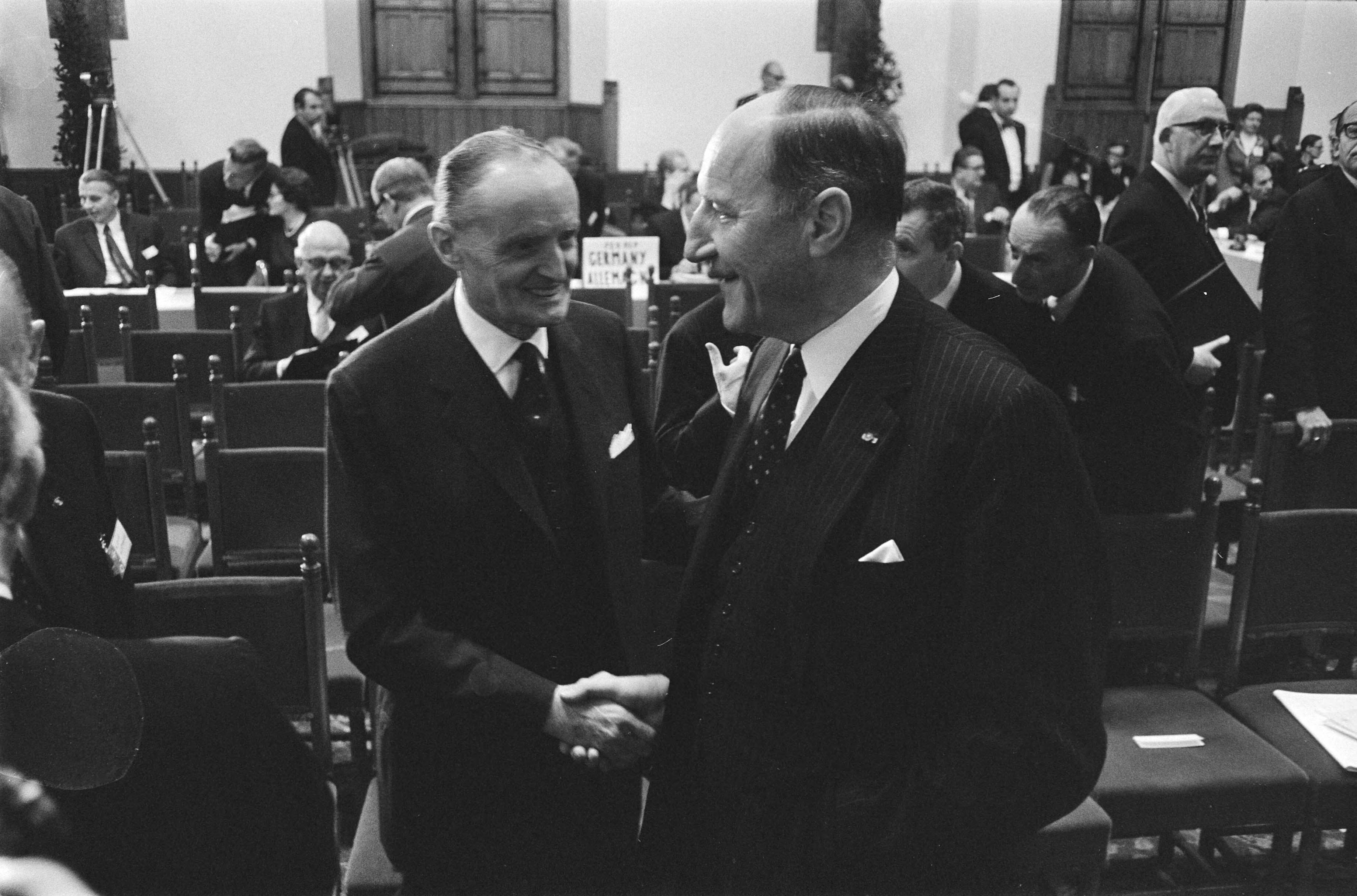 Fotocollectie Anefo — NATO Parlement bijeen in Ridderzaal, Den Haag — Foto: Koch, Eric / Anefo. Licentie: Set B: Rechtenvrij / Publiek Domein. Bron: Nationaal Archief. http://hdl.handle.net/10648/aba966b4-d0b4-102d-bcf8-003048976d84