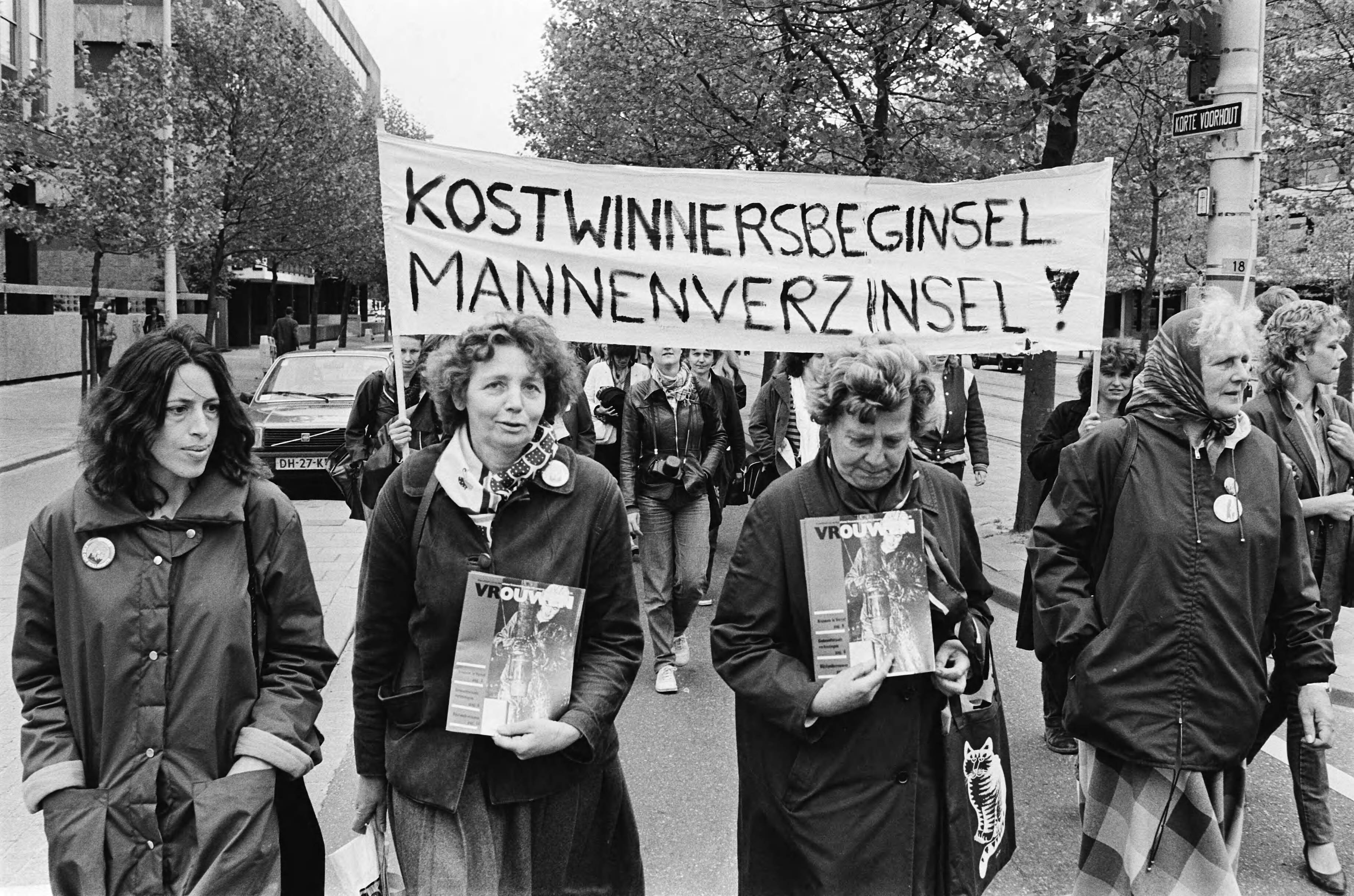 Fotocollectie Anefo — Demonstratie tegen verslechtering van de positie en inkomen van vrouwen met bijstand in Den Haag onder motto "Mies minima levert niets in" — Foto: Antonisse, Marcel / Anefo. Licentie: Set B: Rechtenvrij / Publiek Domein. Bron: Nationaal Archief. http://hdl.handle.net/10648/ad18448e-d0b4-102d-bcf8-003048976d84