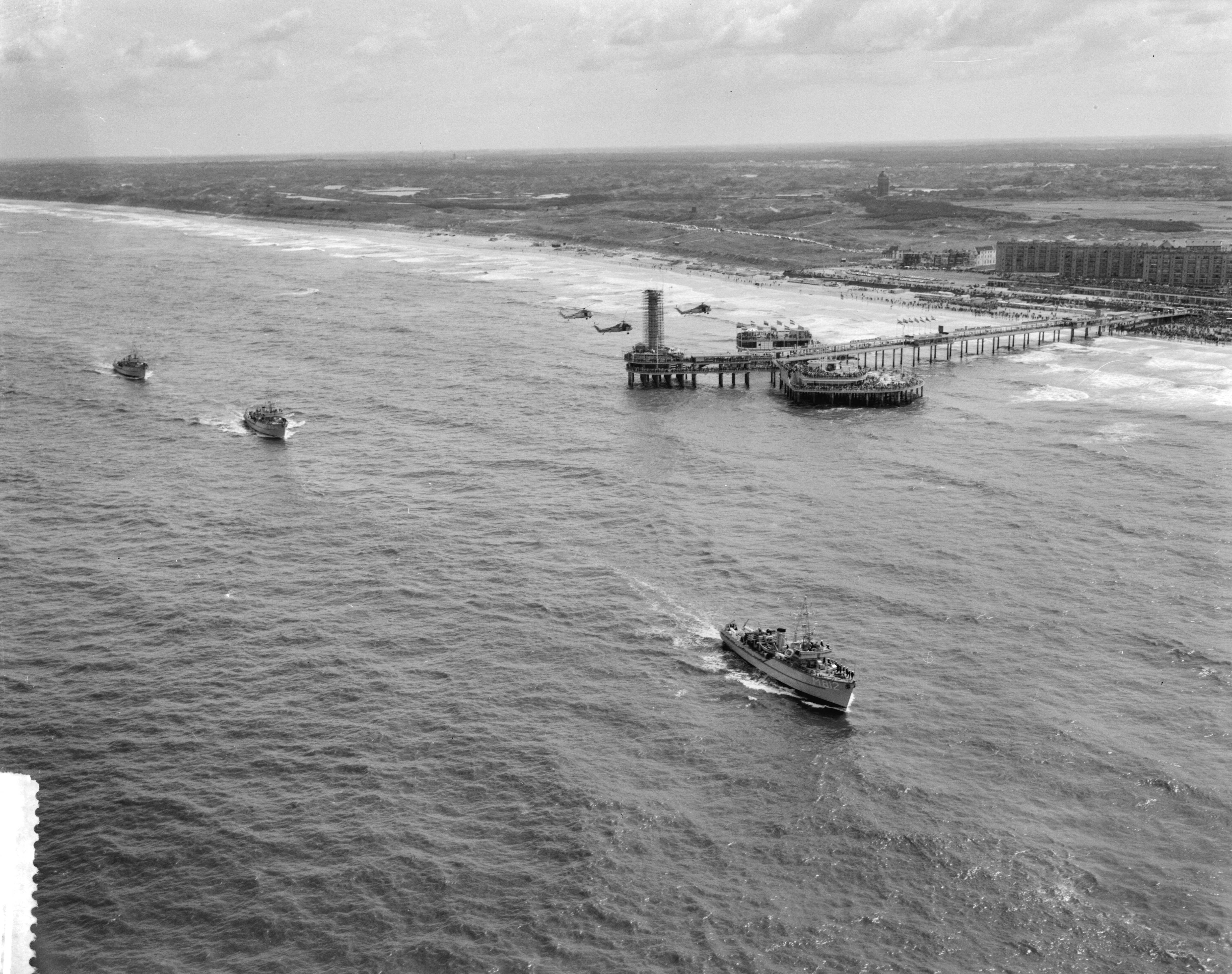 Fotocollectie Anefo — Vlootschouw bij Scheveningen (luchtopnamen) — Foto: Rossem, Wim van / Anefo. Licentie: Set B: Rechtenvrij / Publiek Domein. Bron: Nationaal Archief. http://hdl.handle.net/10648/a9db8100-d0b4-102d-bcf8-003048976d84