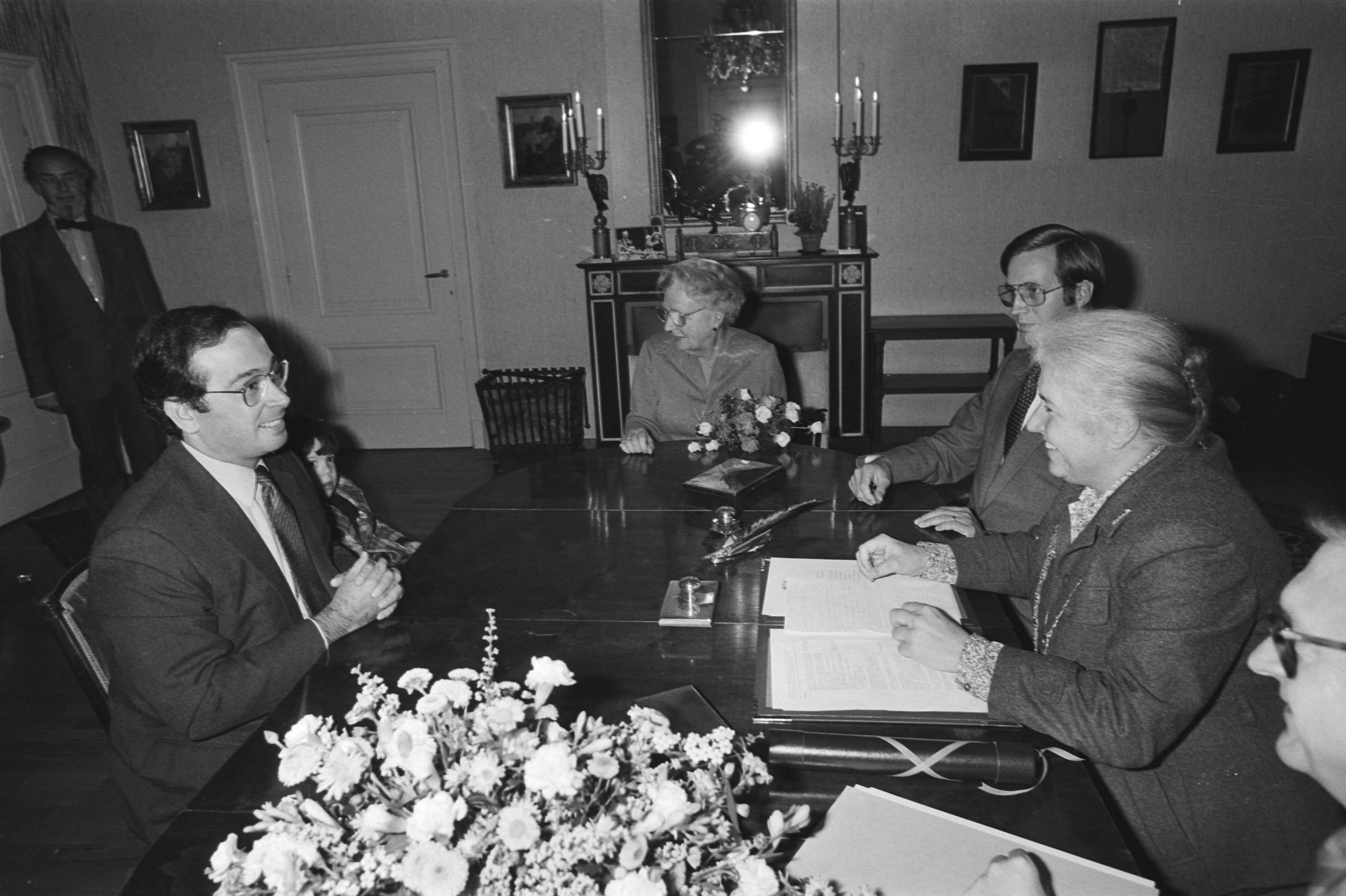 Aangifte van de geboorte van een dochter van Christina door Jorge Guillermo op het stadhuis te Utrecht — Van links naar rechts Jorge Guillermo, Bernardo, prinses Juliana, onbekend, burgemeester Vos-van Gortel — Foto: Croes, Rob C. / Anefo. Licentie: Set B: Rechtenvrij / Publiek Domein. Bron: Nationaal Archief. http://hdl.handle.net/10648/ad062132-d0b4-102d-bcf8-003048976d84