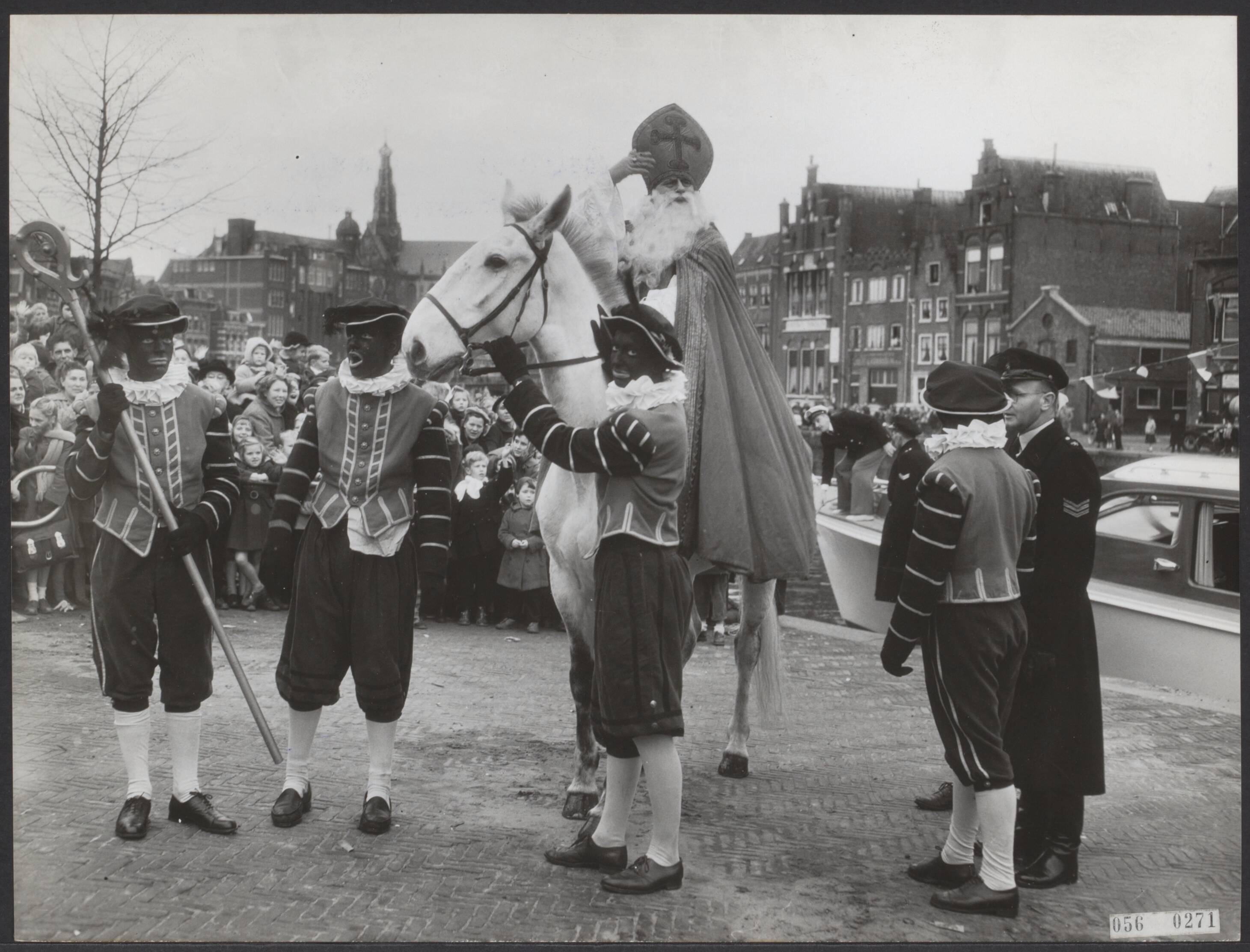Fotocollectie Elsevier Binnenland — Officiële intocht van Sint Nicolaas te Haarlem. Sint Nicolaas met zijn knechts na de aankomst met luxe jacht aan het Spaarne op de Turfmarkt — Foto: Fotograaf Onbekend / Anefo. Licentie: Set B: Rechtenvrij / Publiek Domein. Bron: Nationaal Archief. http://hdl.handle.net/10648/ae08717a-d0b4-102d-bcf8-003048976d84