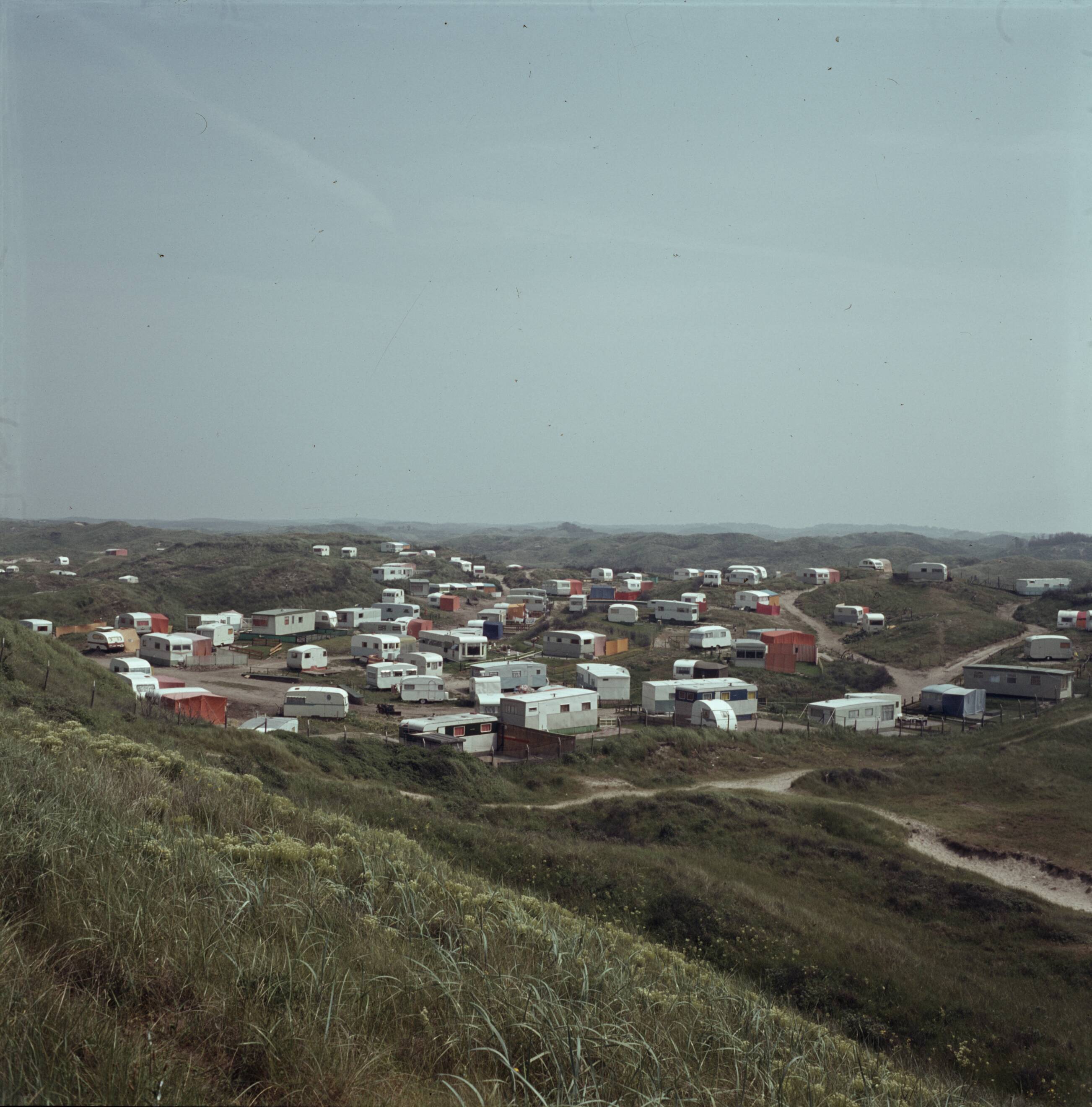 Reportage Nederland — Camping bij Zandvoort — Foto: Poll, Willem van de. Licentie: Set B: Rechtenvrij / Publiek Domein. Bron: Nationaal Archief. http://hdl.handle.net/10648/aeef4910-d0b4-102d-bcf8-003048976d84