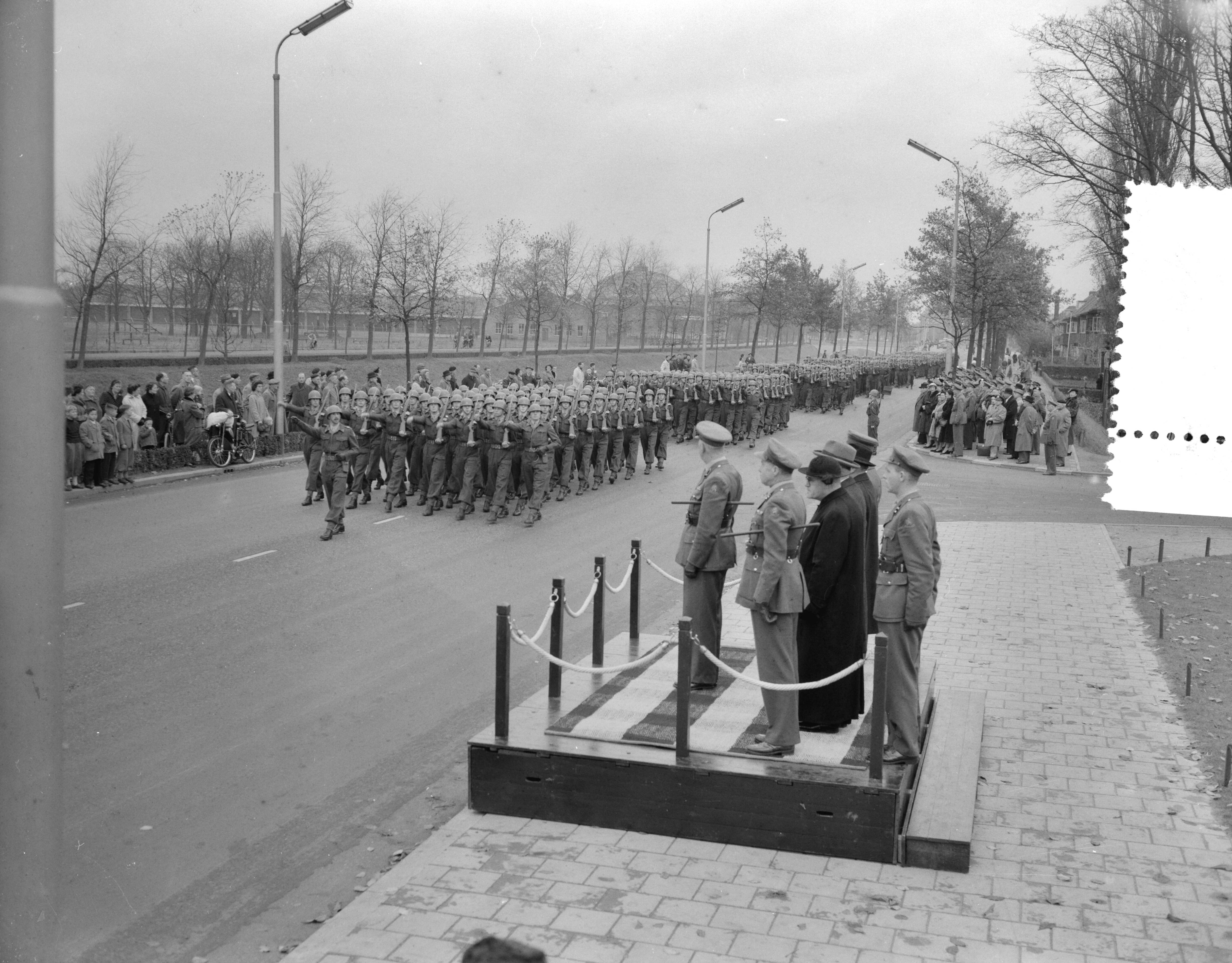 Fotocollectie Anefo — Defilé t.g.v. het 10-jarig bestaan van de Artillerieschool te Breda — Foto: Pot, Harry / Anefo. Licentie: Set B: Rechtenvrij / Publiek Domein. Bron: Nationaal Archief. http://hdl.handle.net/10648/a93eadee-d0b4-102d-bcf8-003048976d84