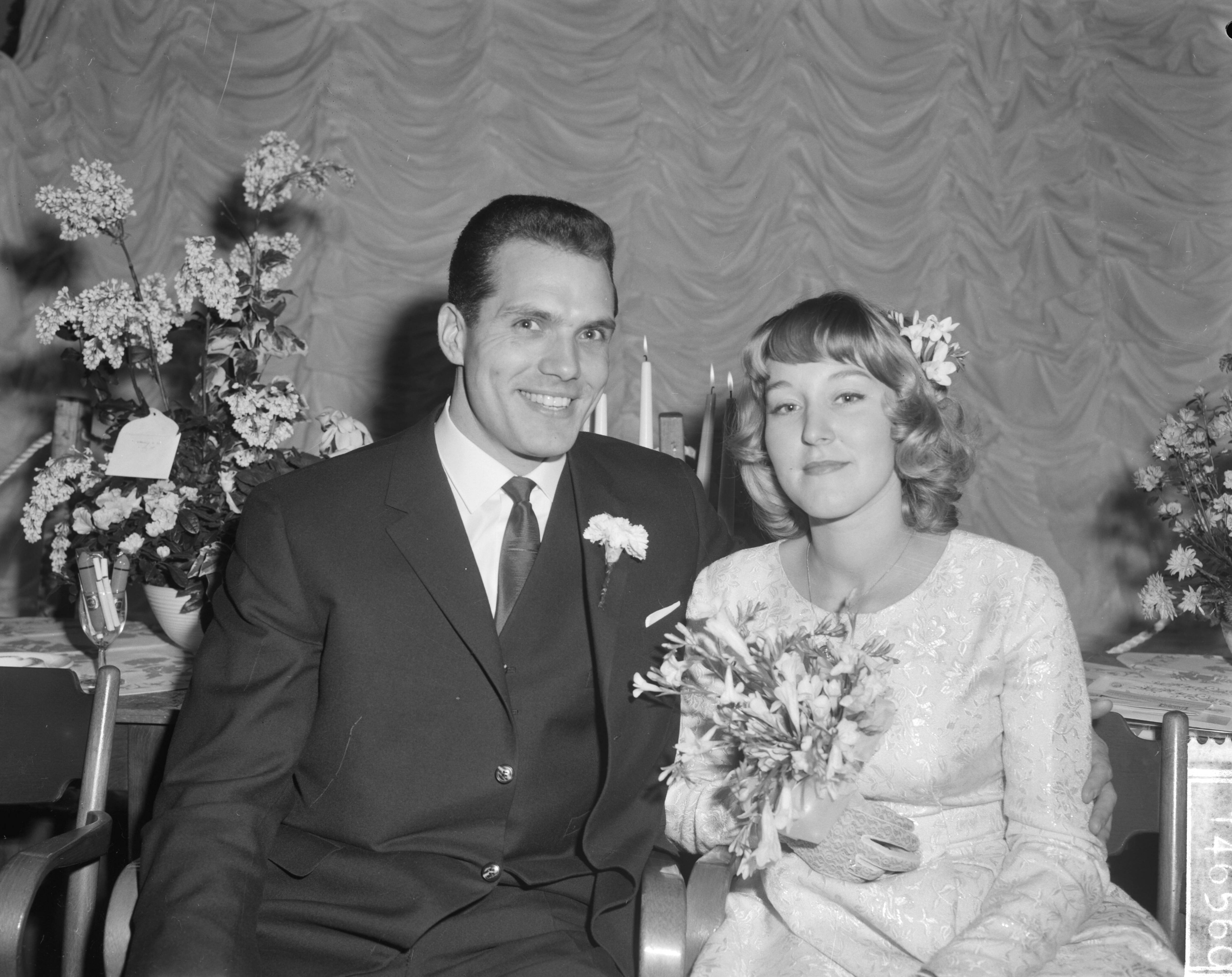 Fotocollectie Anefo — Huwelijk van atleet Eef Kamerbeek met Karin van der Wall te Maastricht — Foto: Bilsen, Joop van / Anefo. Licentie: Set B: Rechtenvrij / Publiek Domein. Bron: Nationaal Archief. http://hdl.handle.net/10648/aa242284-d0b4-102d-bcf8-003048976d84