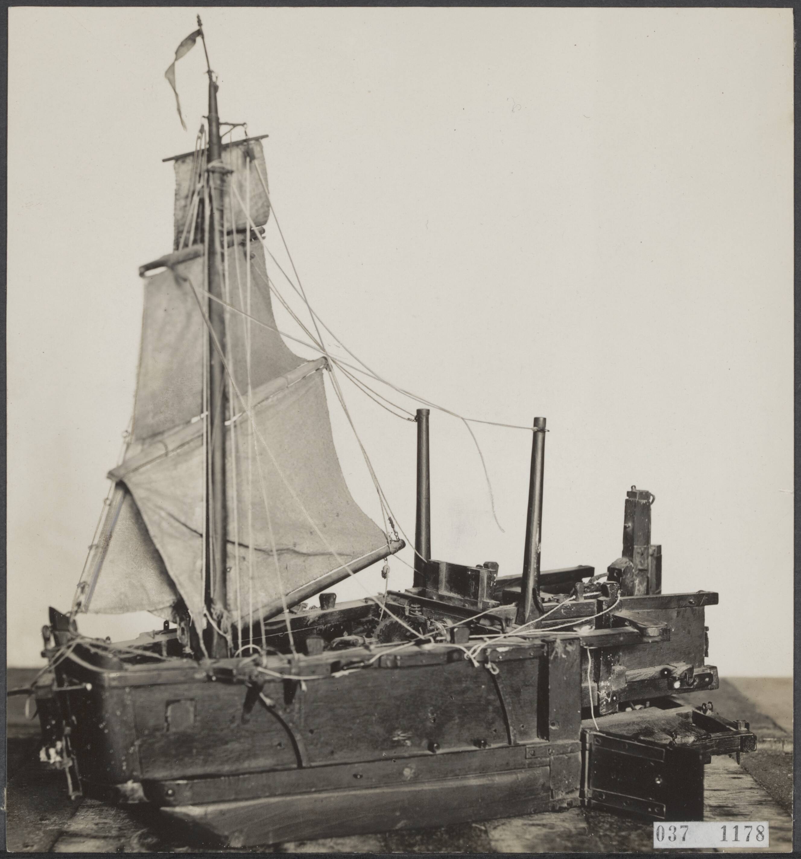 Fotocollectie Elsevier Binnenland — Model van een baggermachine uit het jaar 1600, toen "mol" of "krabbelaar"genoemd in de Oudheidkamer van Veere — Foto: Favier, Adriaan. Licentie: Set B: Rechtenvrij / Publiek Domein. Bron: Nationaal Archief. http://hdl.handle.net/10648/adefc47c-d0b4-102d-bcf8-003048976d84
