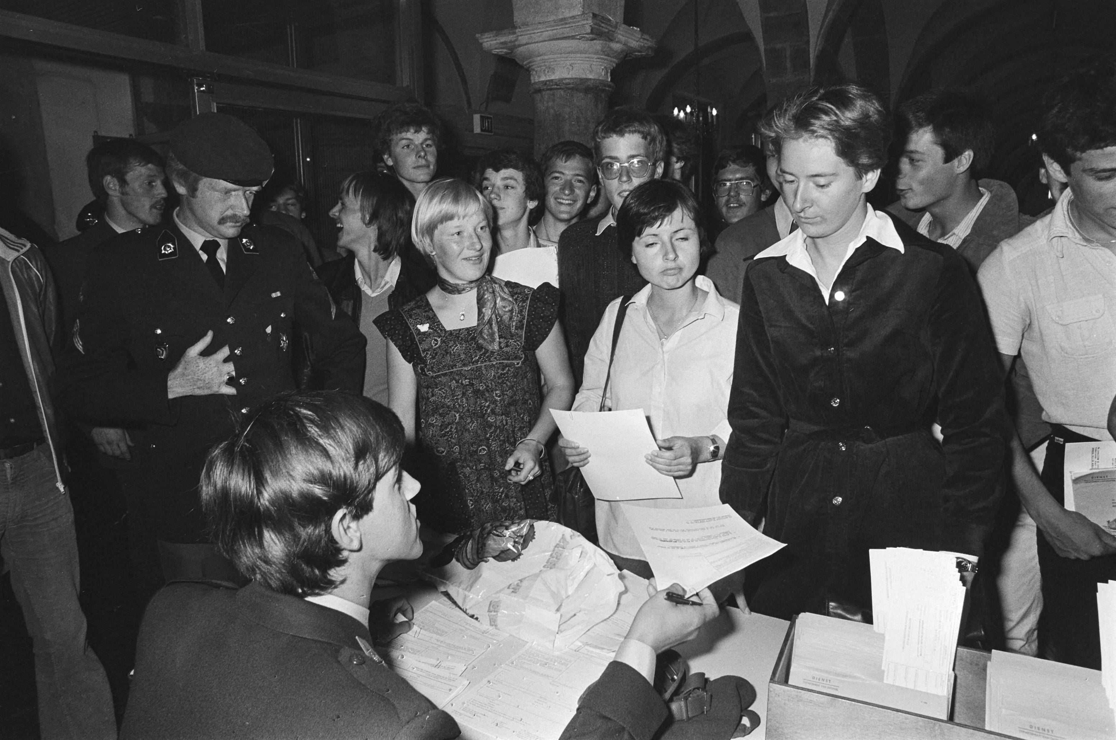 Fotocollectie Anefo — Vrouwelijke kadetten op Koninklijke Militaire Academy in Breda — Foto: Suyk, Koen / Anefo. Licentie: Set B: Rechtenvrij / Publiek Domein. Bron: Nationaal Archief. http://hdl.handle.net/10648/acba7692-d0b4-102d-bcf8-003048976d84