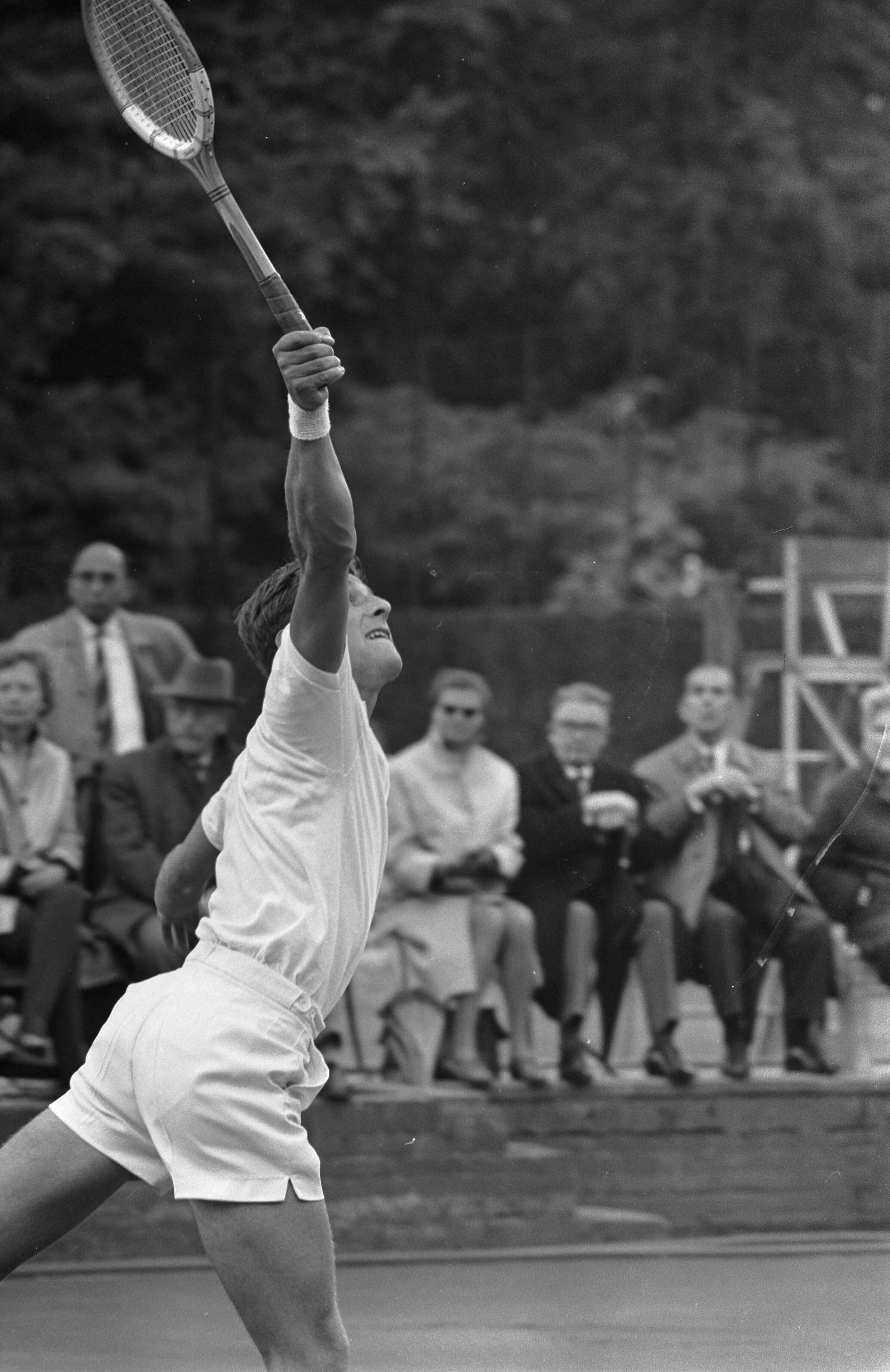 Fotocollectie Anefo — Internationaal tennistoernooi in Hilversum. De Tsjech Kodes in actie in zijn partij tegen Mandarino (opdracht Vrije Volk) — Foto: Kroon, Ron / Anefo. Licentie: Set B: Rechtenvrij / Publiek Domein. Bron: Nationaal Archief. http://hdl.handle.net/10648/ab47fa0a-d0b4-102d-bcf8-003048976d84