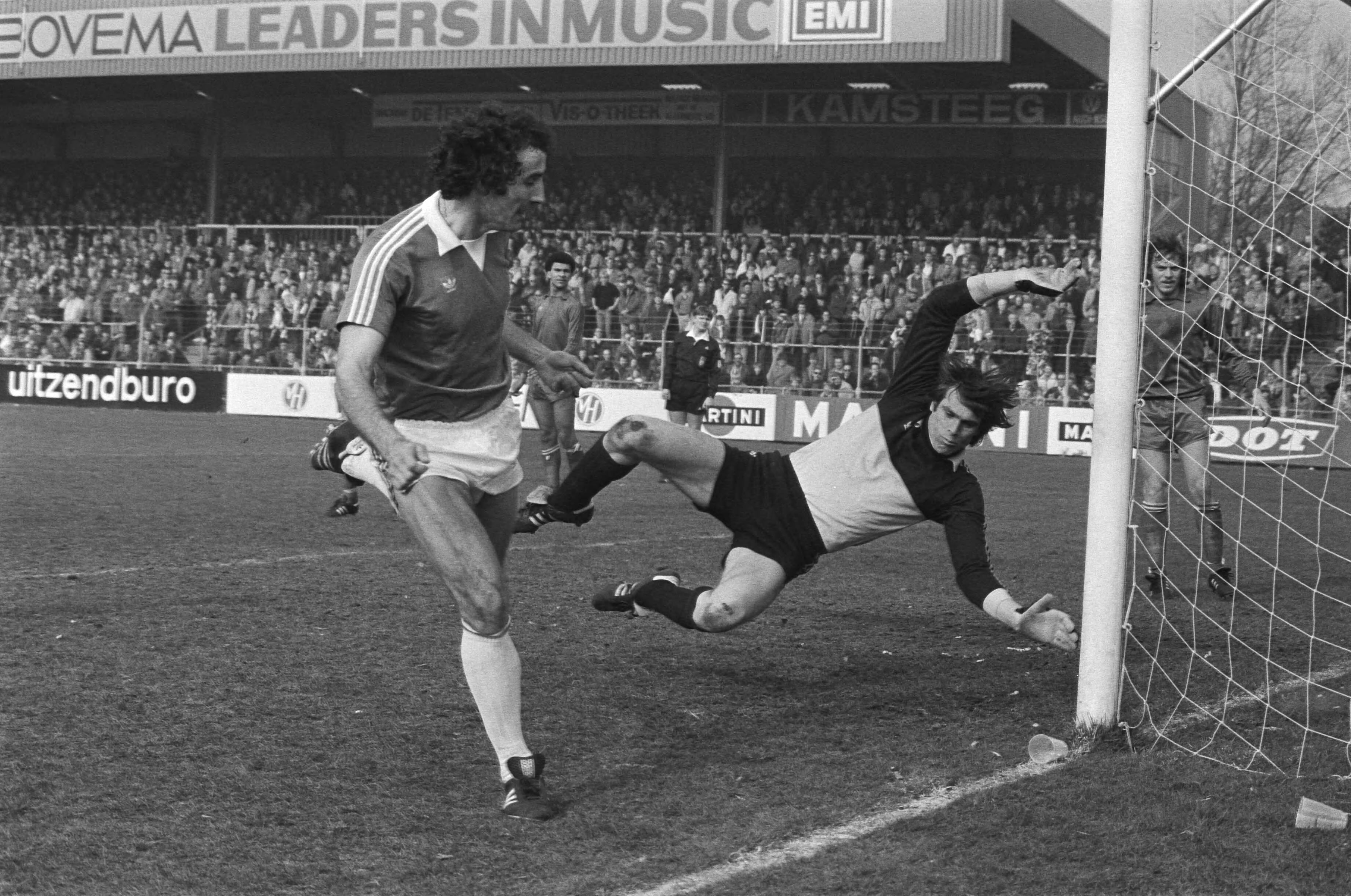Fotocollectie Anefo — Haarlem tegen AZ 67 0-3; Welzl (links) scoort 2e doelpun Haarlem doelman Boersma duikt tevergeefs — Foto: Suyk, Koen / Anefo. Licentie: Set B: Rechtenvrij / Publiek Domein. Bron: Nationaal Archief. http://hdl.handle.net/10648/acdcda02-d0b4-102d-bcf8-003048976d84