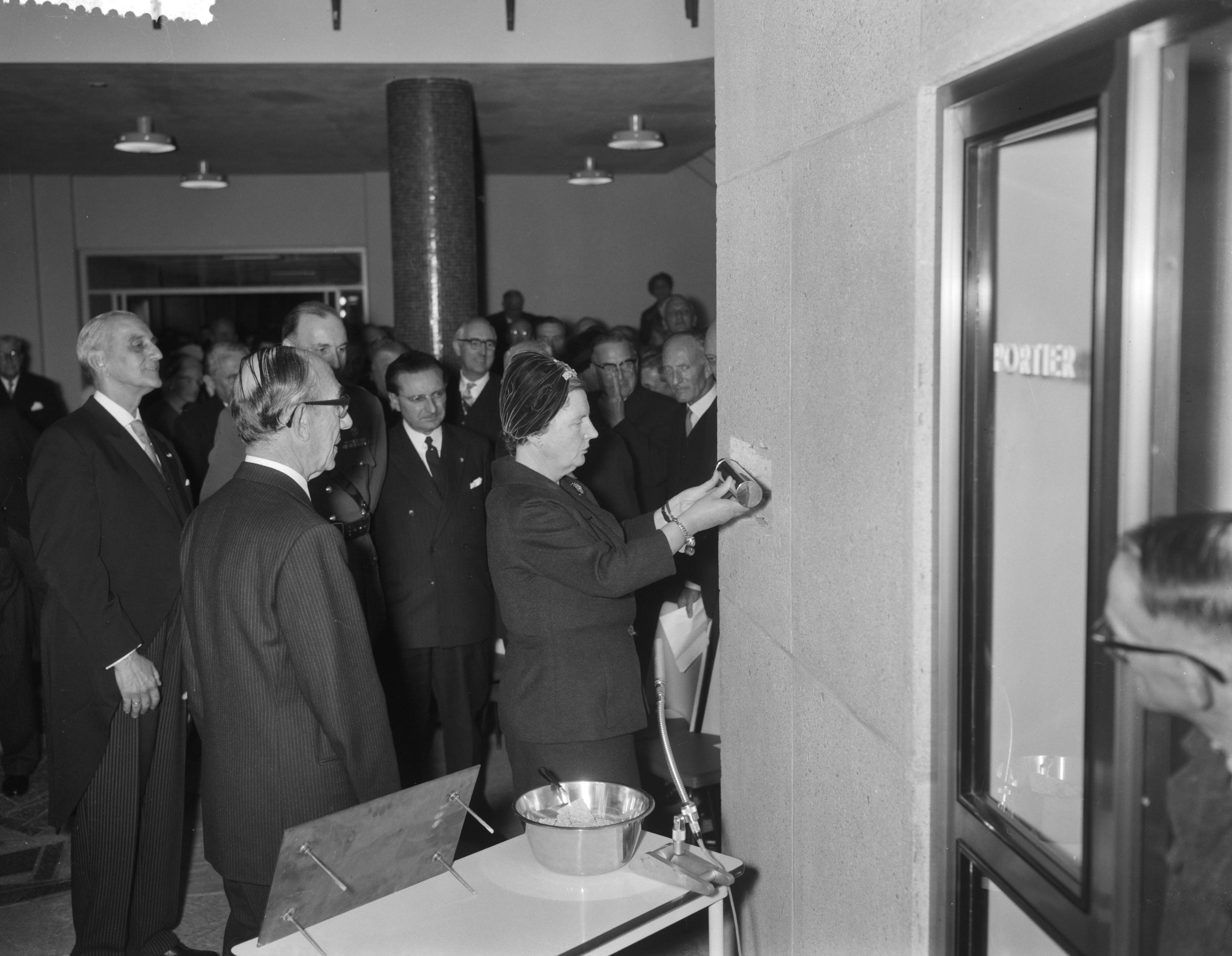 Fotocollectie Anefo — Koningin Juliana opent het Rode Kruis Ziekenhuis in Den Haag — Foto: Bilsen, Joop van / Anefo. Licentie: Set B: Rechtenvrij / Publiek Domein. Bron: Nationaal Archief. http://hdl.handle.net/10648/a9bd014e-d0b4-102d-bcf8-003048976d84