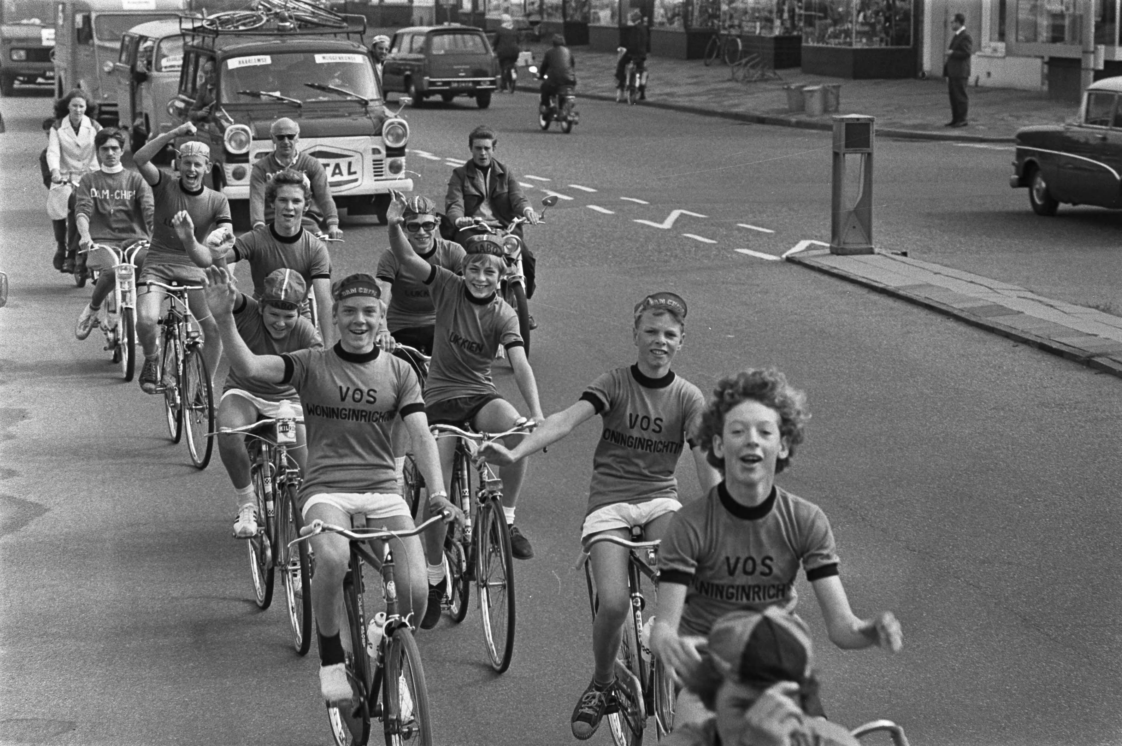 Fotocollectie Anefo — Wielerronde voor jongens van 13 t/m 15 jaar , "Muggenronde", gestart in Haarlem; het peleton — Foto: Evers, Joost / Anefo. Licentie: Set B: Rechtenvrij / Publiek Domein. Bron: Nationaal Archief. http://hdl.handle.net/10648/ab9dba44-d0b4-102d-bcf8-003048976d84