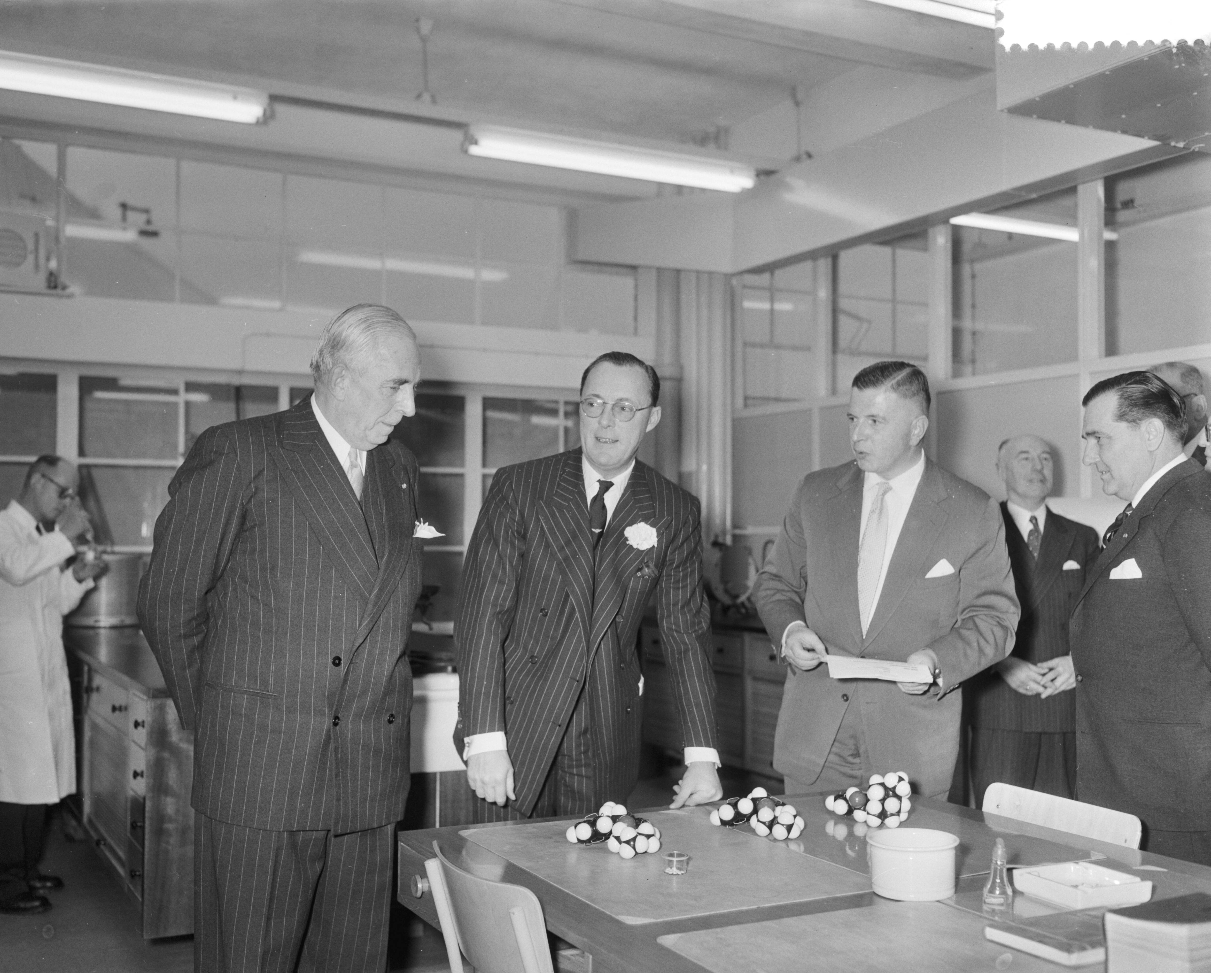 Opening van het centraal researchlaboratorium van Brocades & Stheeman te Haarlem door prins Bernhard — Foto: Bilsen, Joop van / Anefo. — Licentie: Set B: Rechtenvrij / Publiek Domein. Bron: Nationaal Archief. http://hdl.handle.net/10648/a98b9fc8-d0b4-102d-bcf8-003048976d84