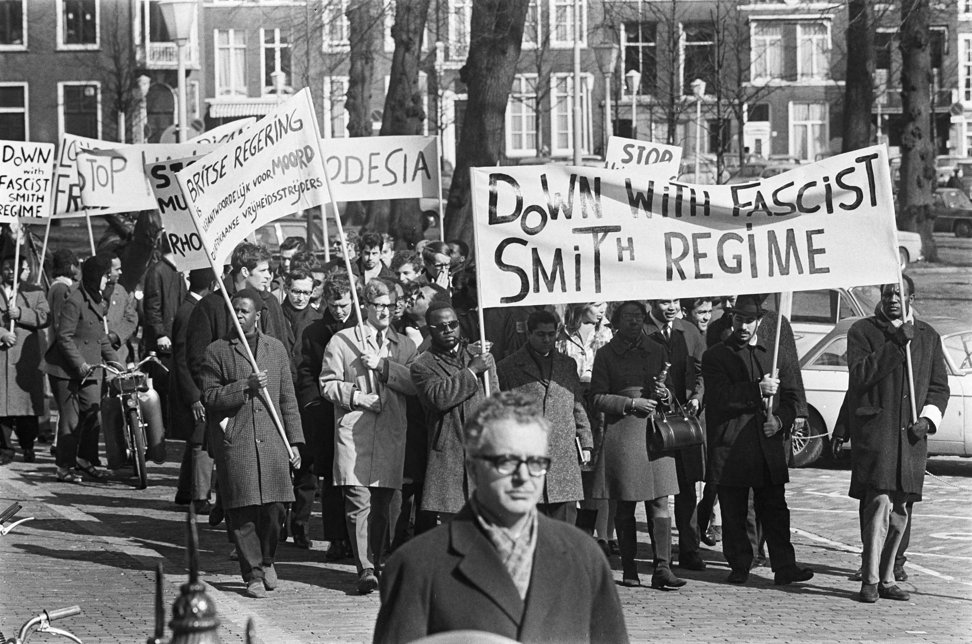 Fotocollectie Anefo — Protestmars Afrikaanse studenten tegen regime. Jan Smith te Den Haag tijdens tocht — Foto: Kroon, Ron / Anefo. Licentie: Set B: Rechtenvrij / Publiek Domein. Bron: Nationaal Archief. http://hdl.handle.net/10648/ab39ef50-d0b4-102d-bcf8-003048976d84