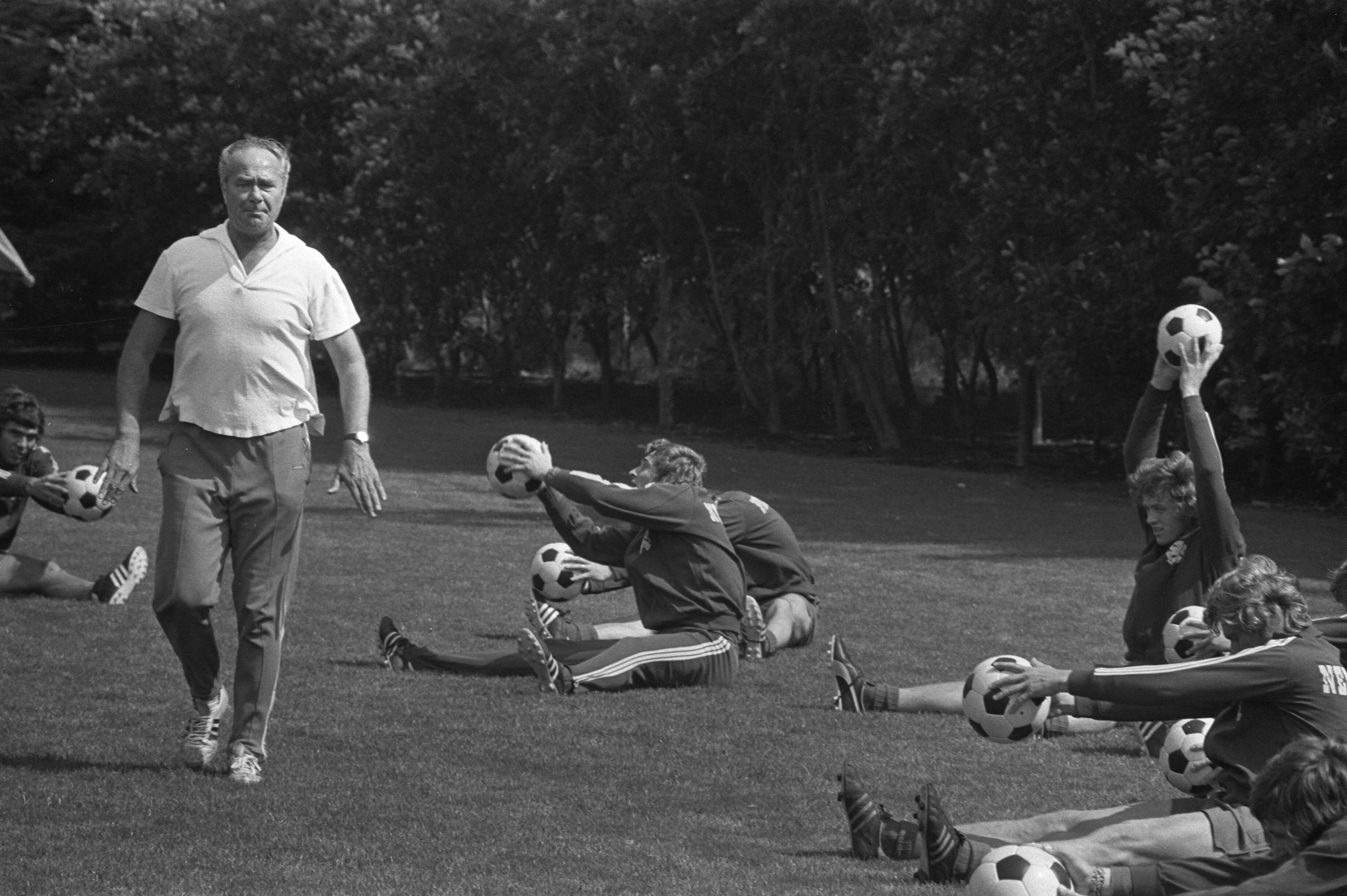 Fotocollectie Anefo — Training selectie Nederlands elftal in Zeist — Foto: Verhoeff, Bert / Anefo. Licentie: Set B: Rechtenvrij / Publiek Domein. Bron: Nationaal Archief. http://hdl.handle.net/10648/abf2b896-d0b4-102d-bcf8-003048976d84