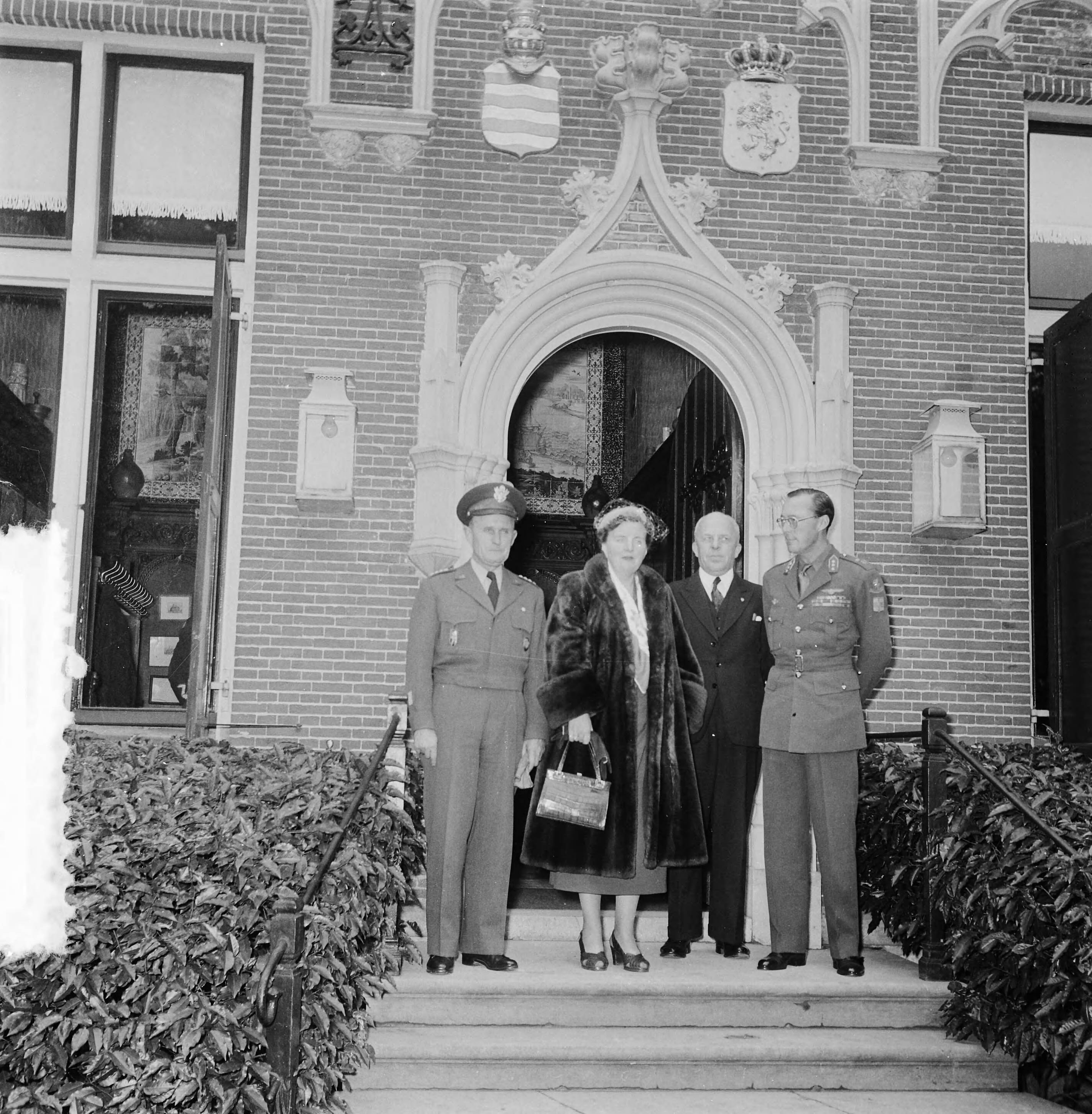 Koningin Juliana en prins Bernhard hebben de Amerikaanse generaal A. Gruenther op het buiten Raaphorst [Raephorst] te Wassenaar ontvangen — Foto: Noske, J.D. / Anefo. — Licentie: Set B: Rechtenvrij / Publiek Domein. Bron: Nationaal Archief. http://hdl.handle.net/10648/a9155a0c-d0b4-102d-bcf8-003048976d84