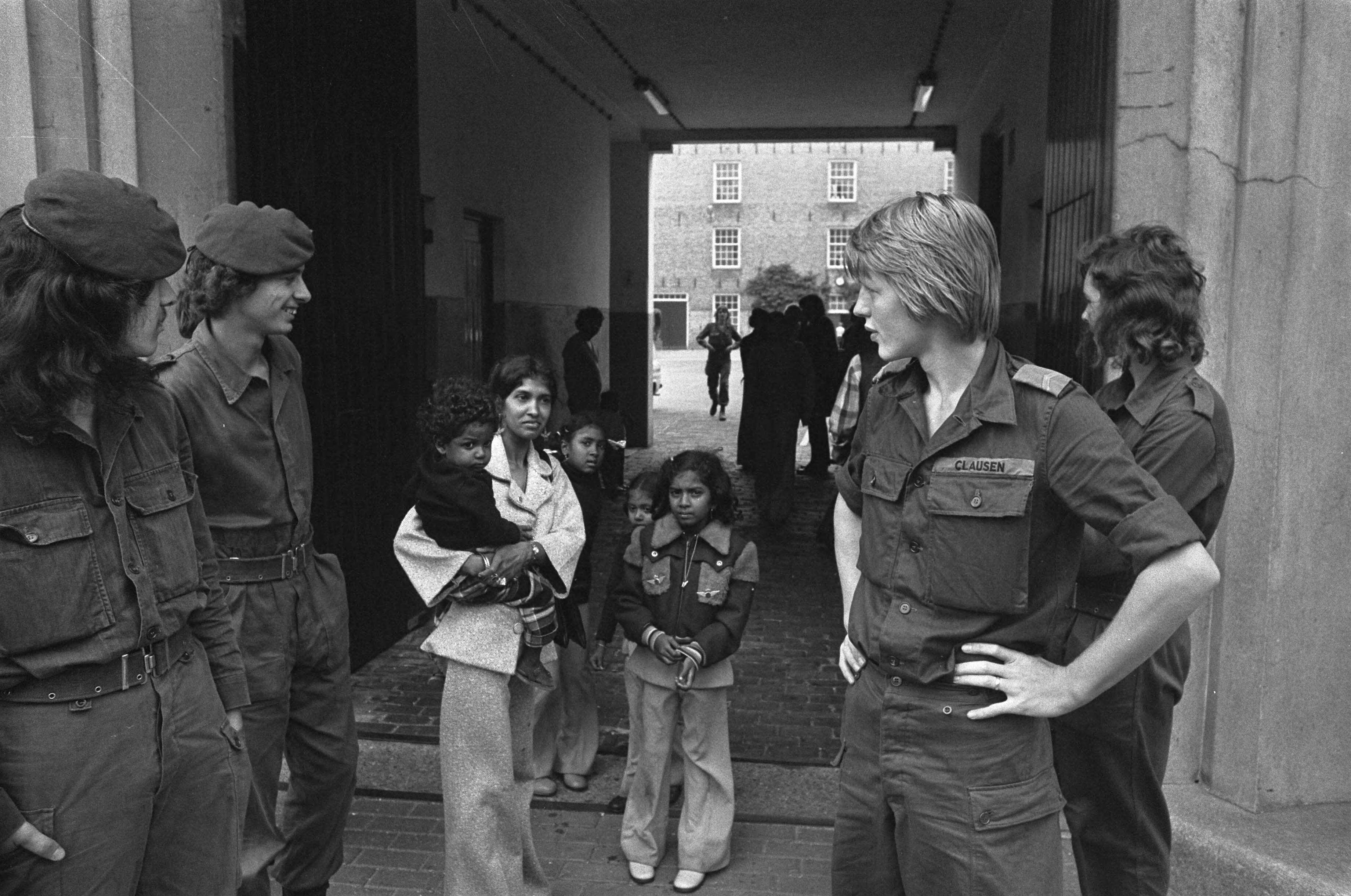Fotocollectie Anefo — Surinamers ondergebracht in Frederikkazerne in Leeuwarden soldaten in gesprek met Surinaamse familie — Foto: Verhoeff, Bert / Anefo. Licentie: Set B: Rechtenvrij / Publiek Domein. Bron: Nationaal Archief. http://hdl.handle.net/10648/ac72421e-d0b4-102d-bcf8-003048976d84