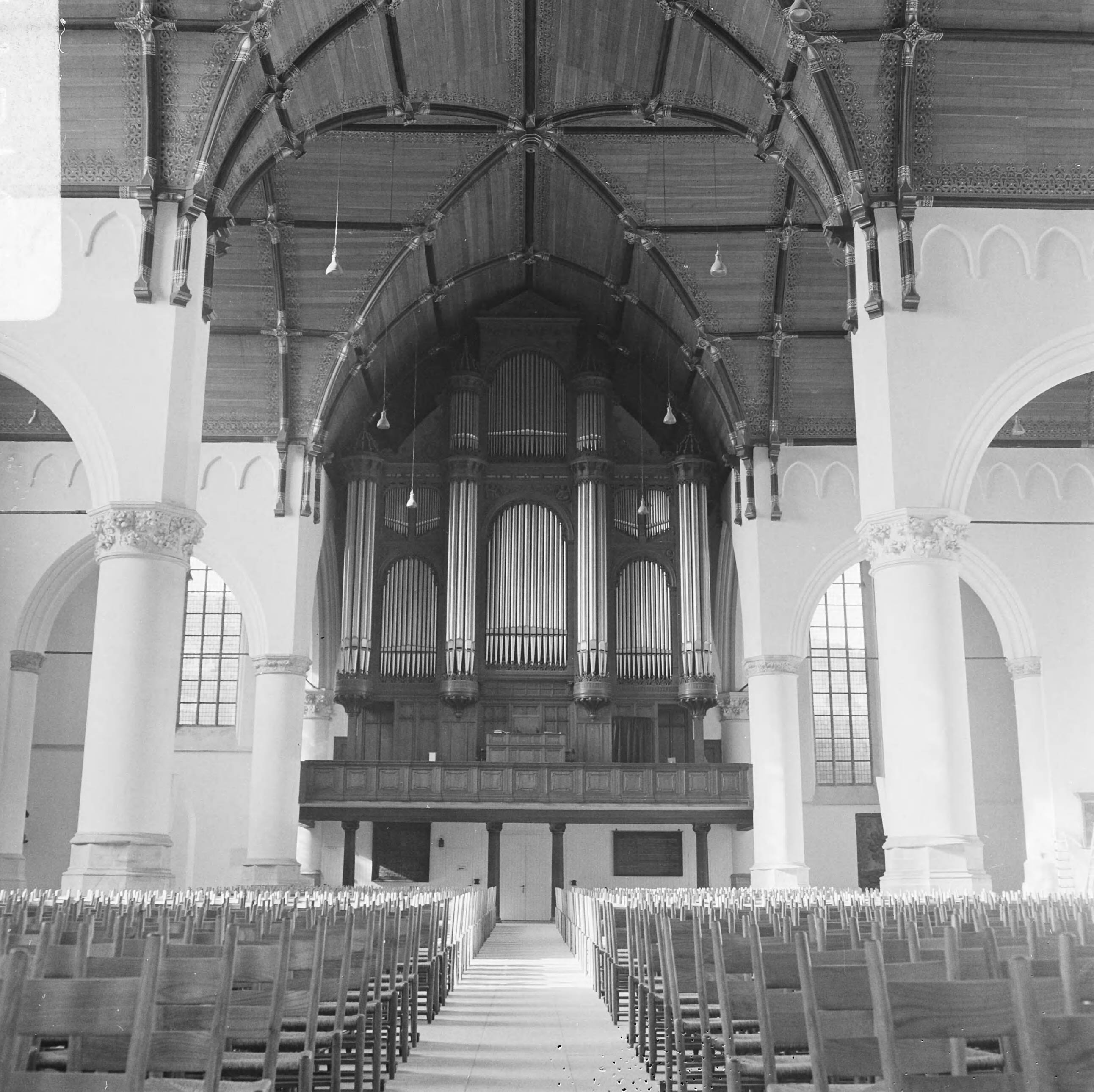 Restauratie van de Grote of St. Jacobskerk te Den Haag in verband met huwelijk van prinses Margriet met mr. Pieter van Vollenhoven — Den Haag|Zuid-Holland|restauraties |kerkgebouwen|Sint-Jacobuskerk — Foto: Voets, Jan / Anefo. Licentie: Set B: Rechtenvrij / Publiek Domein. Bron: Nationaal Archief. http://hdl.handle.net/10648/ab029c58-d0b4-102d-bcf8-003048976d84