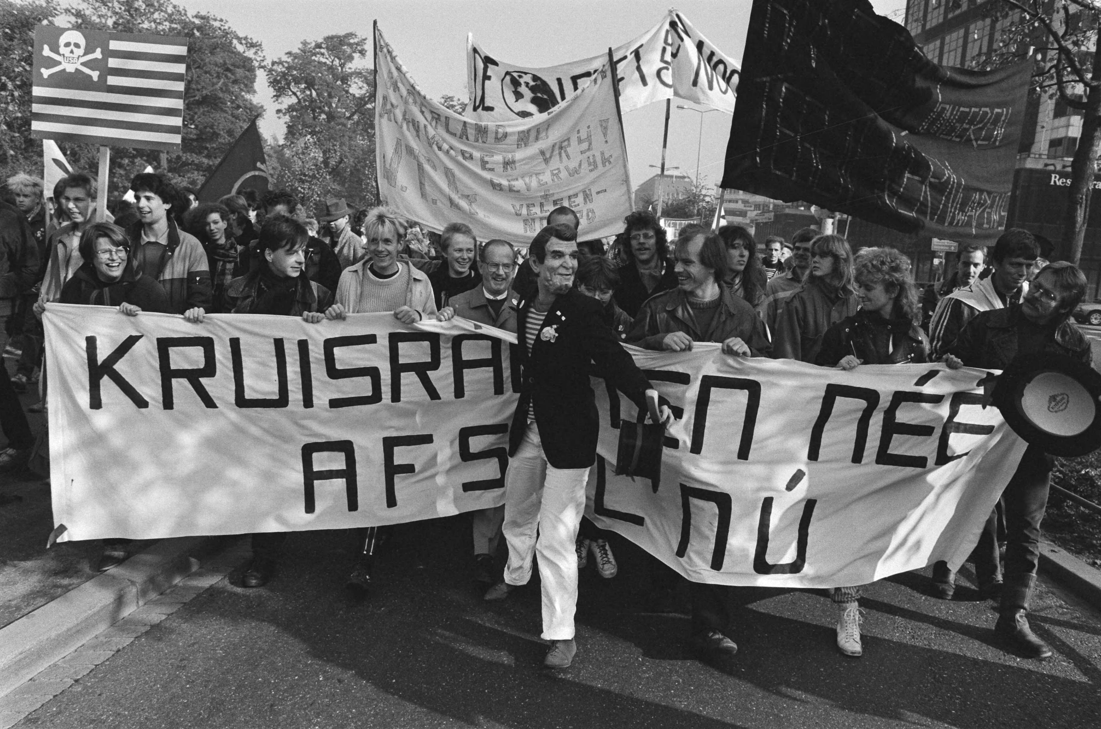 Fotocollectie Anefo — Demonstratie tegen kruisraketten in Den Haag in verband met slotmanifestatie volkspetitionnement — Foto: Bogaerts, Rob / Anefo. Licentie: Set B: Rechtenvrij / Publiek Domein. Bron: Nationaal Archief. http://hdl.handle.net/10648/ad4c08d2-d0b4-102d-bcf8-003048976d84