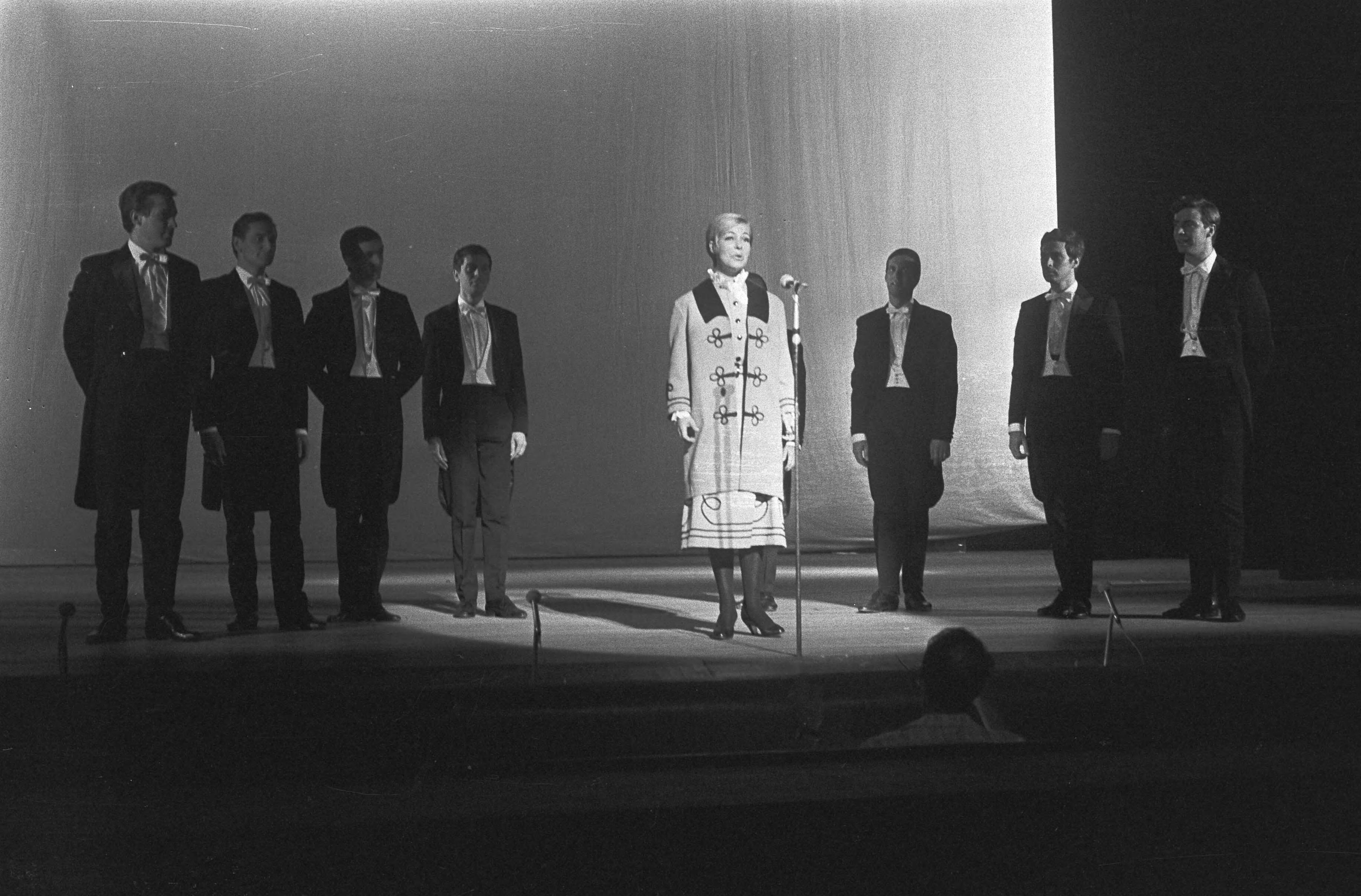 Fotocollectie Anefo — Premiere Snip en Snap Revue te Hilversum. Mieke Bos — Foto: Koch, Eric / Anefo. Licentie: Set B: Rechtenvrij / Publiek Domein. Bron: Nationaal Archief. http://hdl.handle.net/10648/ab1fa3f2-d0b4-102d-bcf8-003048976d84
