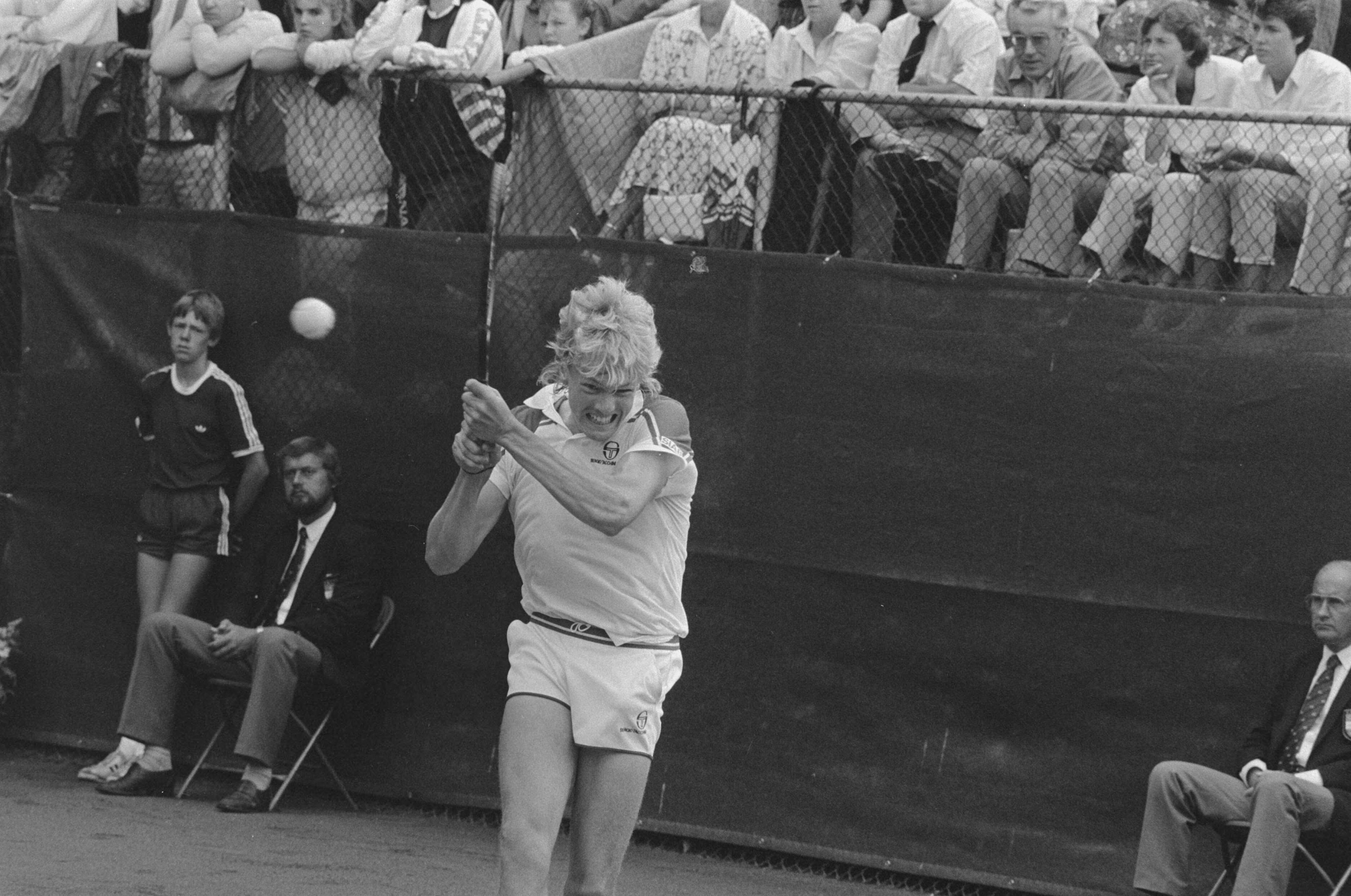 Fotocollectie Anefo — Internationaal tennis op het Melkhuisje in Hilversum, fin heren enkel, Carlsson tegen Osterthun; Carlsson in actie — Foto: Bogaerts, Rob / Anefo. Licentie: Set B: Rechtenvrij / Publiek Domein. Bron: Nationaal Archief. http://hdl.handle.net/10648/ad48db9e-d0b4-102d-bcf8-003048976d84