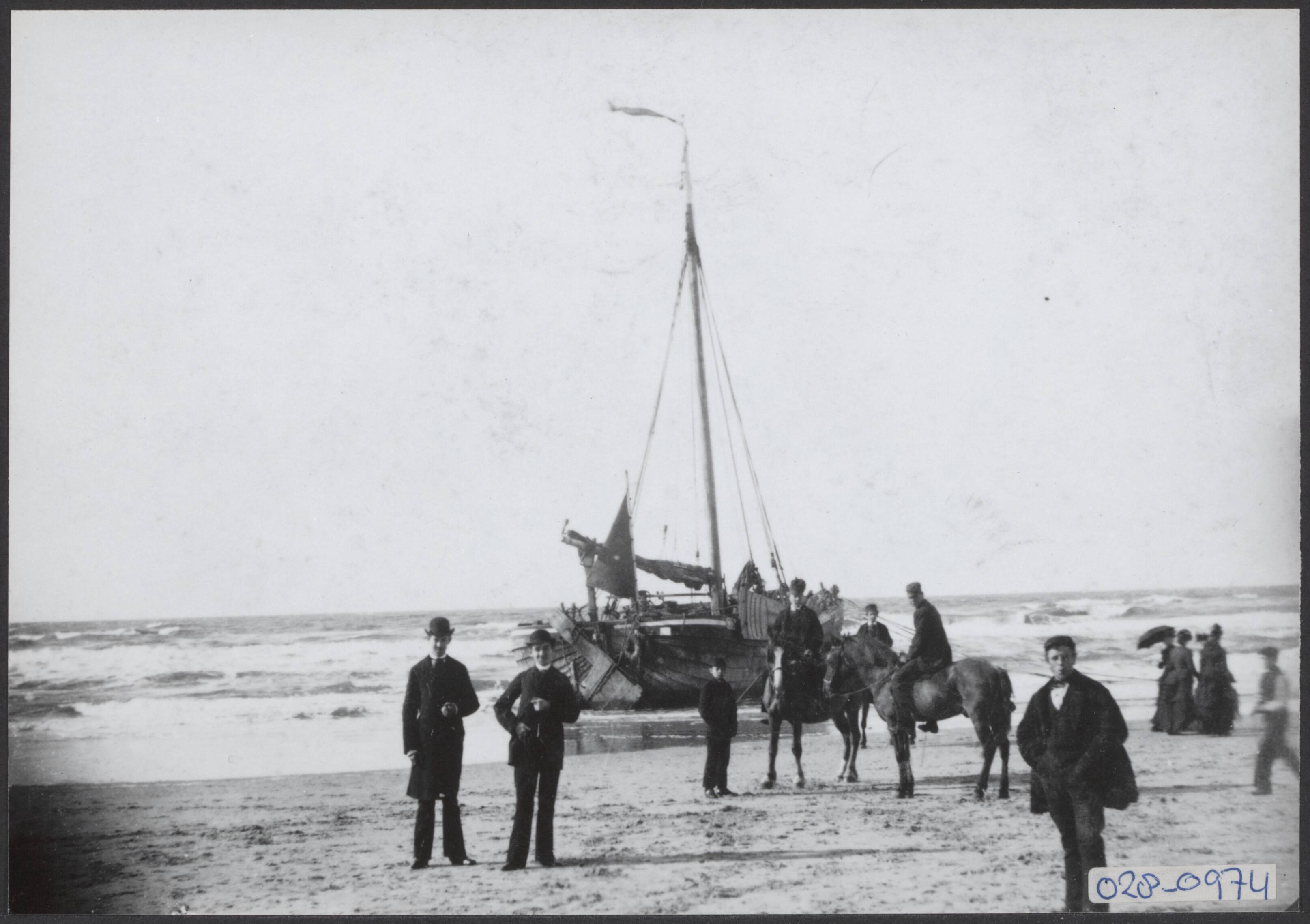 Fotocollectie Elsevier Binnenland — Scheveningen. Strand met bomschuit en ruiters — Foto: Onbekend / Publiek Domein of Rechtenvrij. Licentie: Set B: Rechtenvrij / Publiek Domein. Bron: Nationaal Archief. http://hdl.handle.net/10648/addf6712-d0b4-102d-bcf8-003048976d84