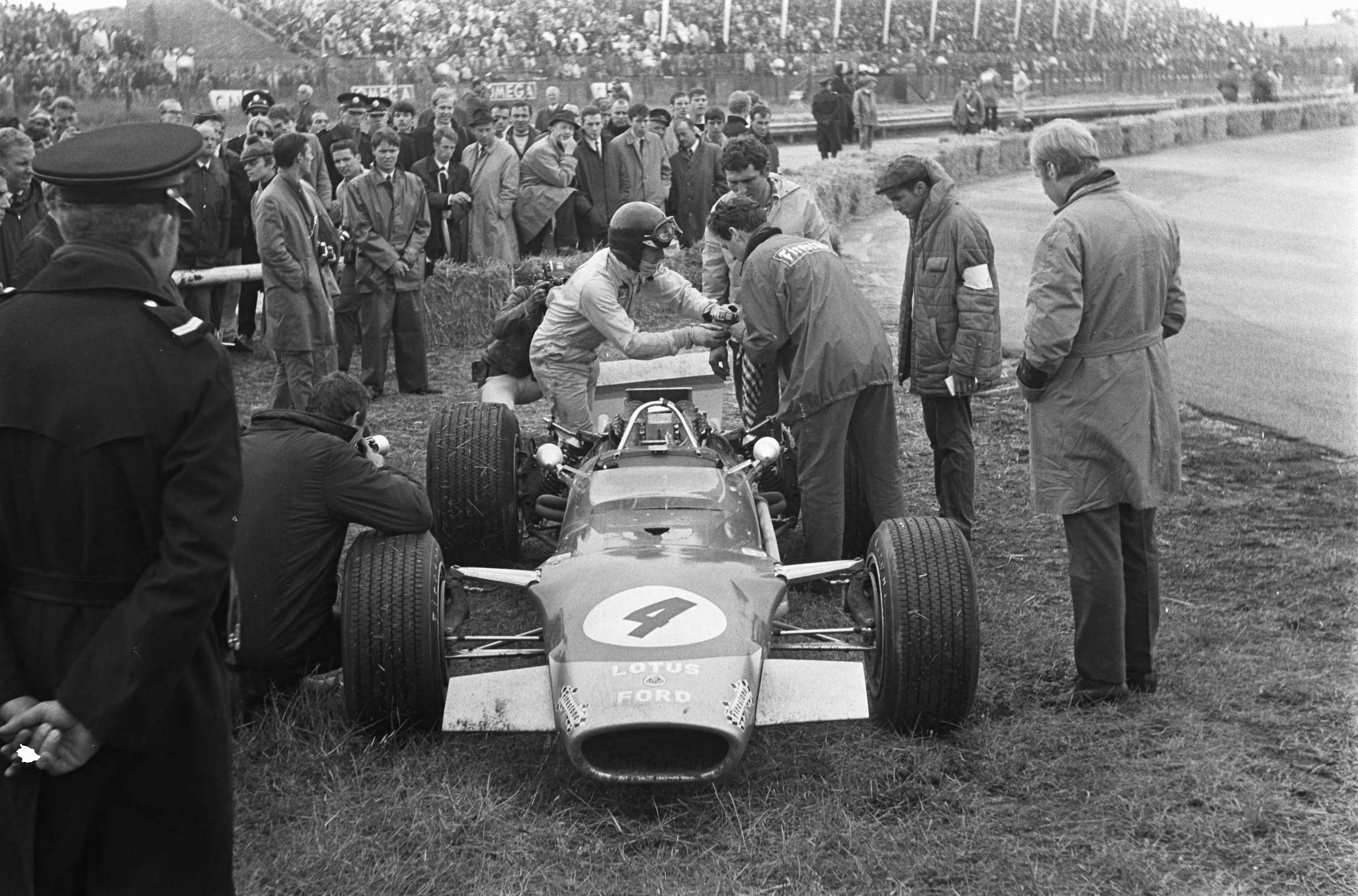 Fotocollectie Anefo — Grand Prix 68 Zandvoort . Jackie Oliver (Lotus-Ford) naast de baan — Foto: Evers, Joost / Anefo. Licentie: Set B: Rechtenvrij / Publiek Domein. Bron: Nationaal Archief. http://hdl.handle.net/10648/ab44fa12-d0b4-102d-bcf8-003048976d84