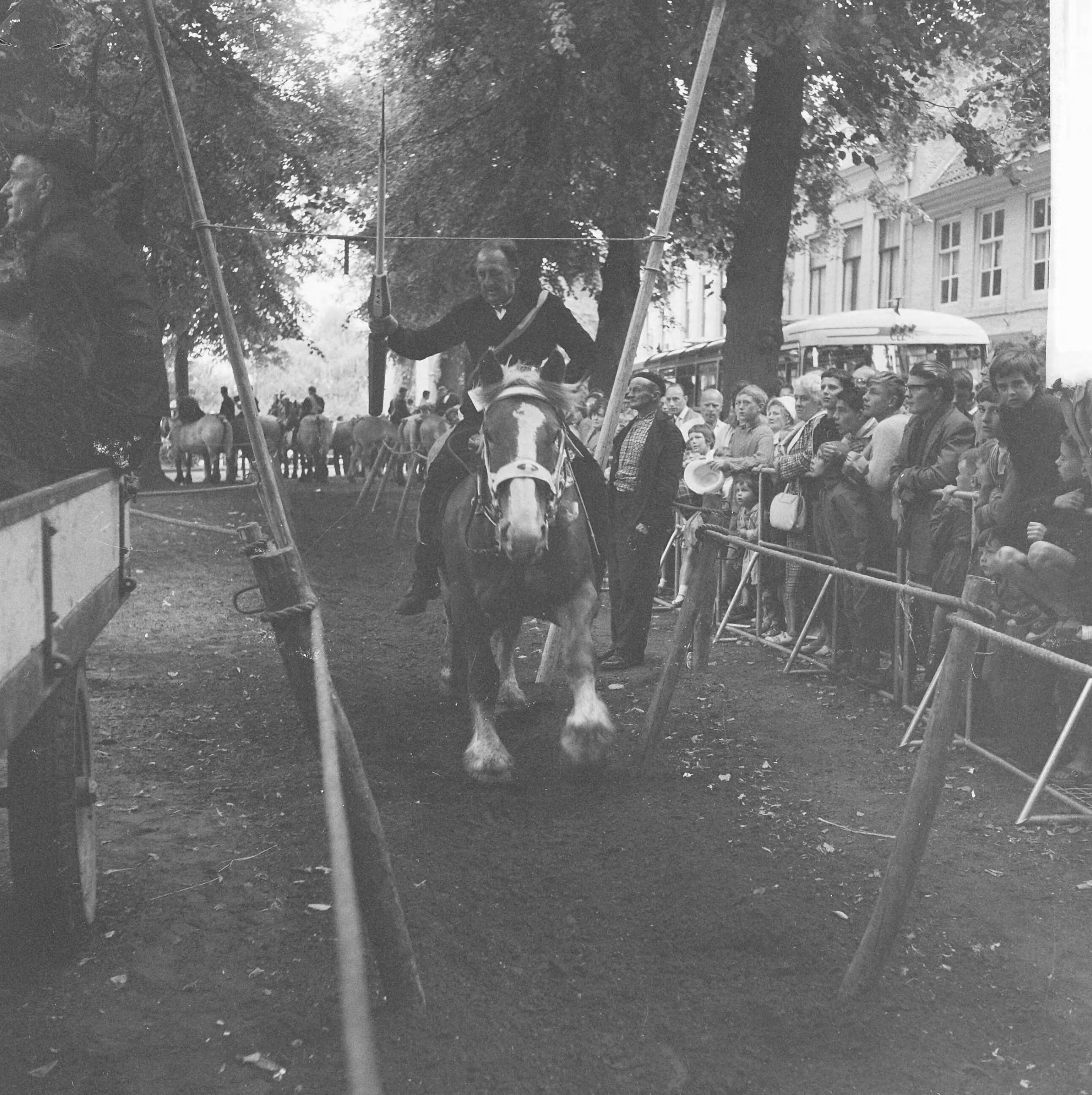Fotocollectie Anefo — Ringrijden in Middelburg. Boer op paard kwam aanrijden — Foto: Koch, Eric / Anefo. Licentie: Set B: Rechtenvrij / Publiek Domein. Bron: Nationaal Archief. http://hdl.handle.net/10648/a9e06904-d0b4-102d-bcf8-003048976d84