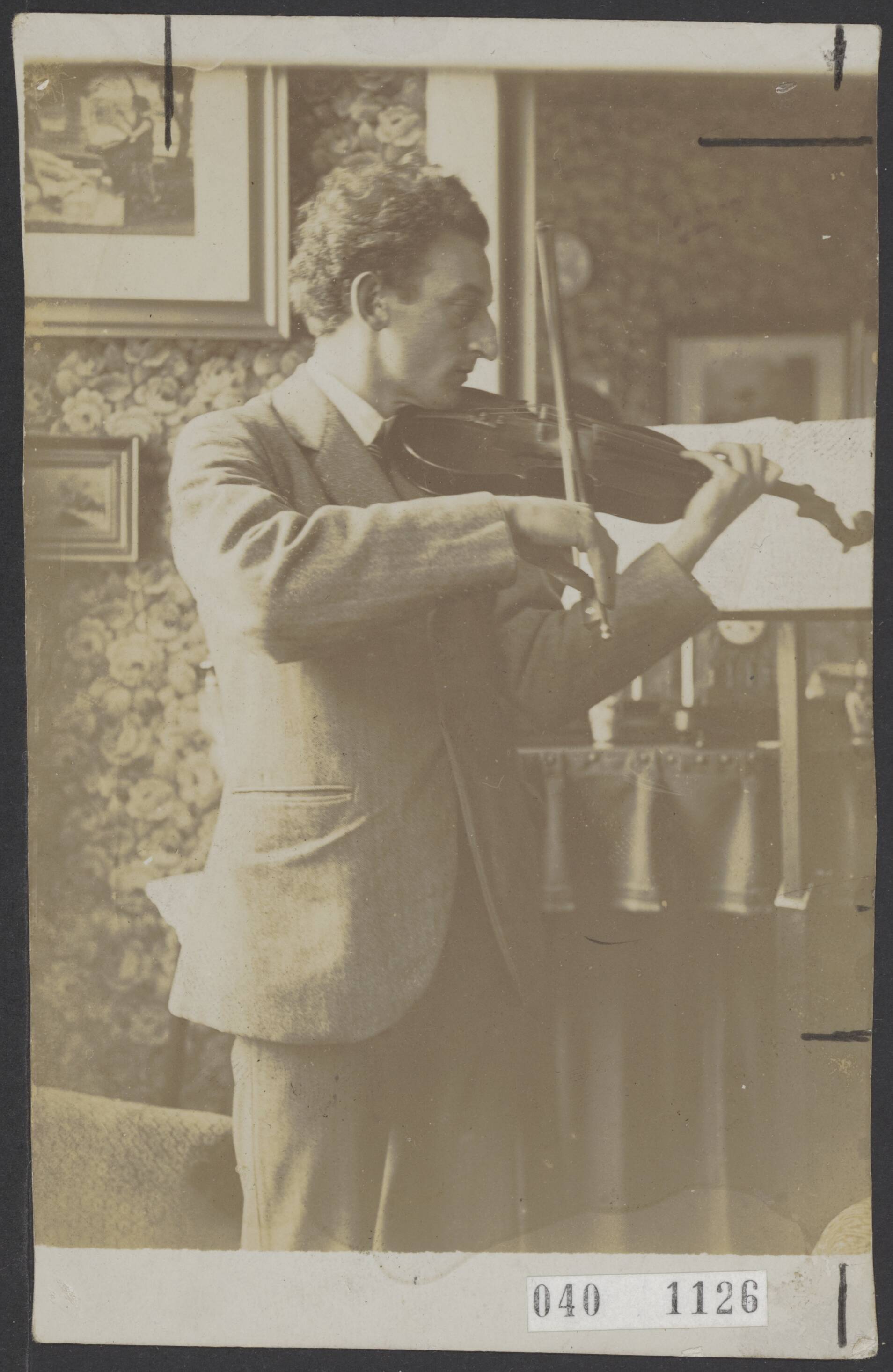 Fotocollectie Elsevier Binnenland — Bijschrift De Prins "Op 29-jarige leeftijd is te Utrecht overleden de eerste violist bij het Stedelijk Orchest, de heer H.M. Zingel, een musicus van bijzonder talent, die zeer gewaardeerd werd en in breeden kring bemind was" — Foto: Onbekend / Publiek Domein of Rechtenvrij. Licentie: Set B: Rechtenvrij / Publiek Domein. Bron: Nationaal Archief. http://hdl.handle.net/10648/adf538a8-d0b4-102d-bcf8-003048976d84