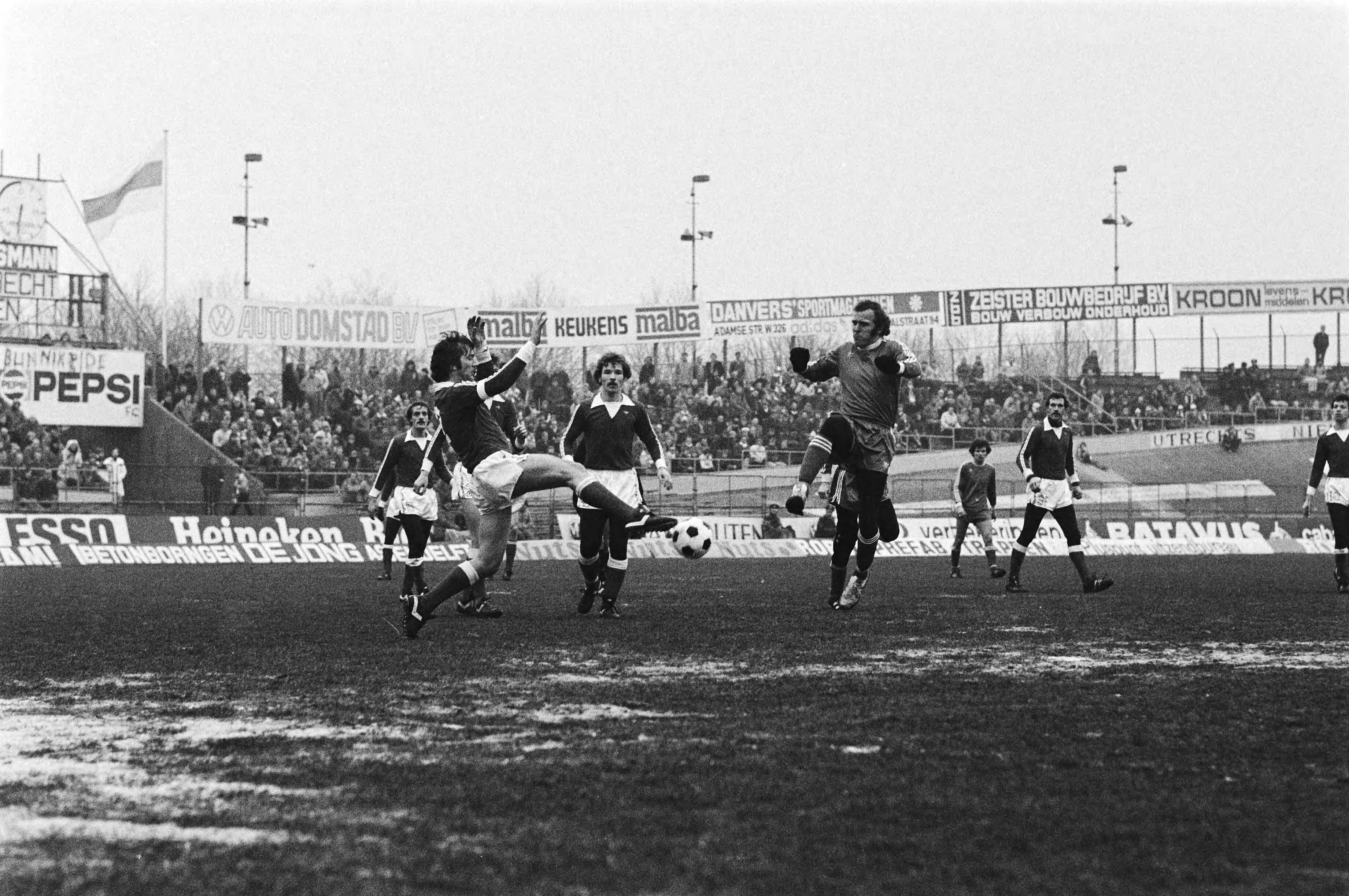 Fotocollectie Anefo — FC Utrecht tegen PSV 2-1; Rene v.d. Kerkhof loopt zich vast in Utrecht verdediging — Foto: Croes, Rob C. / Anefo. Licentie: Set B: Rechtenvrij / Publiek Domein. Bron: Nationaal Archief. http://hdl.handle.net/10648/acd86d96-d0b4-102d-bcf8-003048976d84