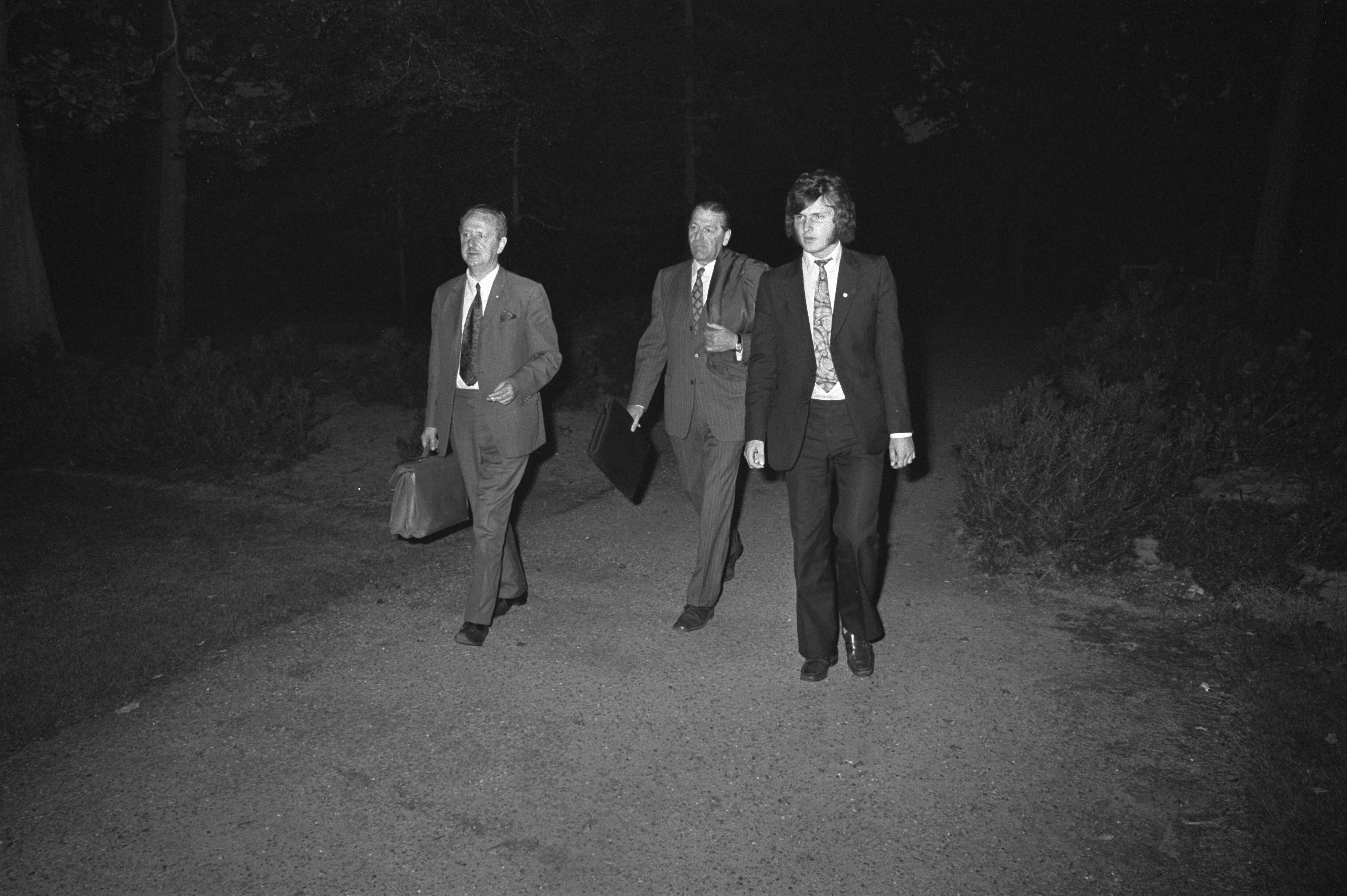 Fotocollectie Anefo — Piet Keizer en Hovenkamp (Groningen) voor tuchtcommissie KNVB te Zeist. FC Groningen speler Jaap Bos, met links advocaat Theo HIddema, midden onbekend — Foto: Verhoeff, Bert / Anefo. Licentie: Set B: Rechtenvrij / Publiek Domein. Bron: Nationaal Archief. http://hdl.handle.net/10648/abcf1a12-d0b4-102d-bcf8-003048976d84