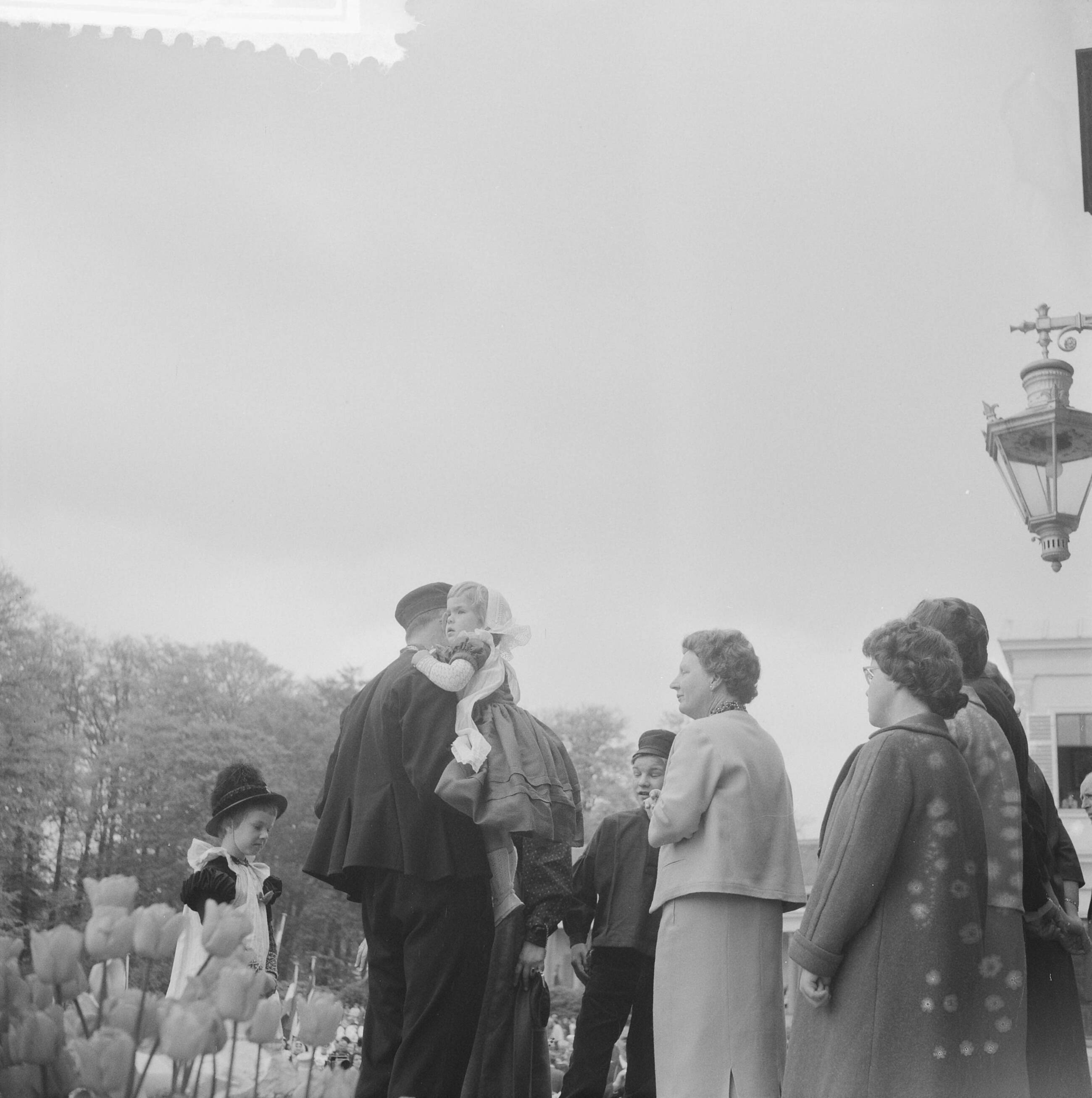 Koninginnedag 1961 — Koninginnedag 1961. Defilé op paleis Soestdijk t.g.v. verjaardag van koningin Juliana. Boeren brengen hulde — Foto: Bilsen, Joop van / Anefo. Licentie: Set B: Rechtenvrij / Publiek Domein. Bron: Nationaal Archief. http://hdl.handle.net/10648/a9d38cd4-d0b4-102d-bcf8-003048976d84