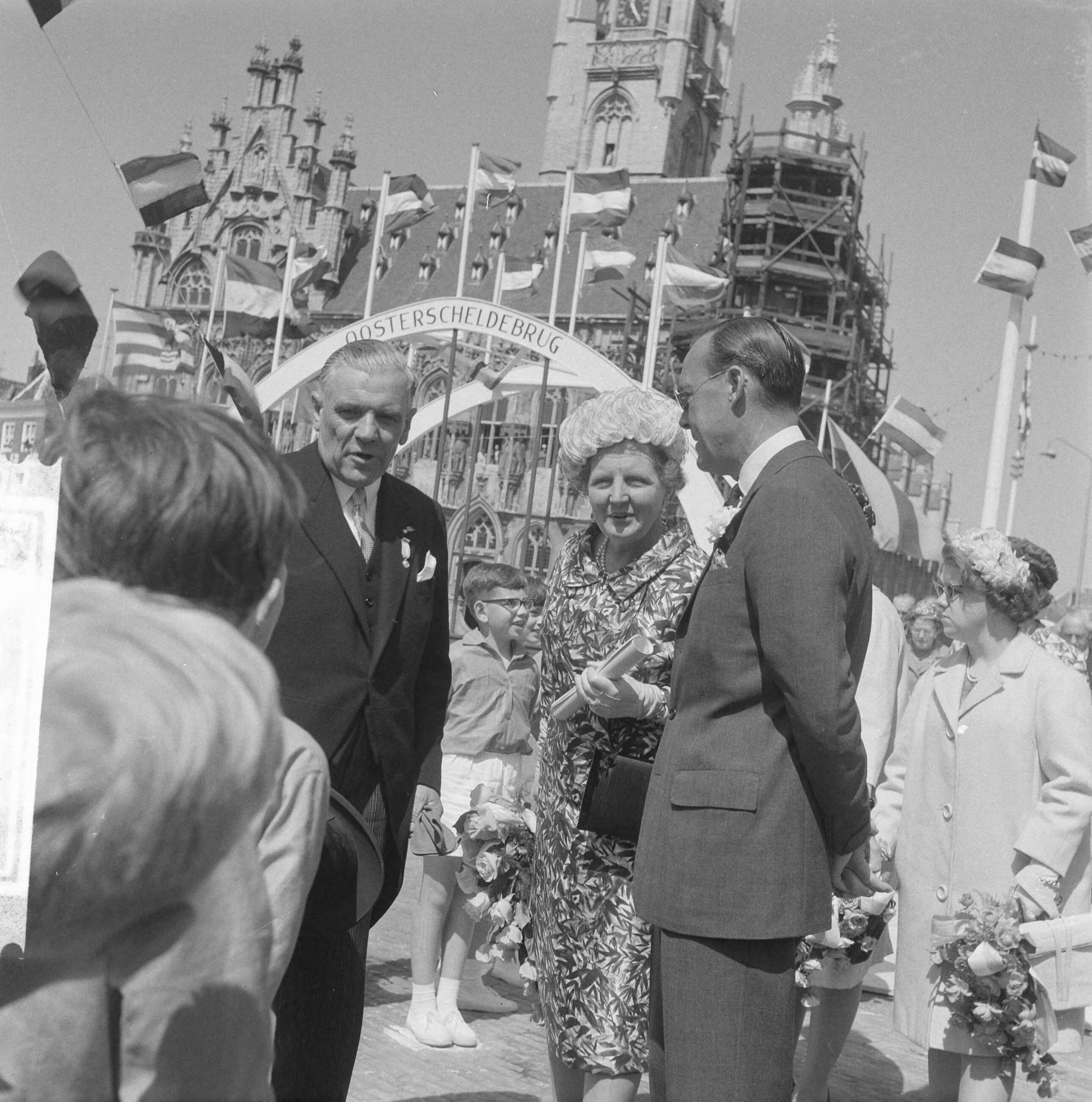 Koninklijk bezoek aan Zeeland (1962) — Koninklijke bezoek aan Middelburg — Foto: Nijs, Jac. de / Anefo. Licentie: Set B: Rechtenvrij / Publiek Domein. Bron: Nationaal Archief. http://hdl.handle.net/10648/aa074f06-d0b4-102d-bcf8-003048976d84